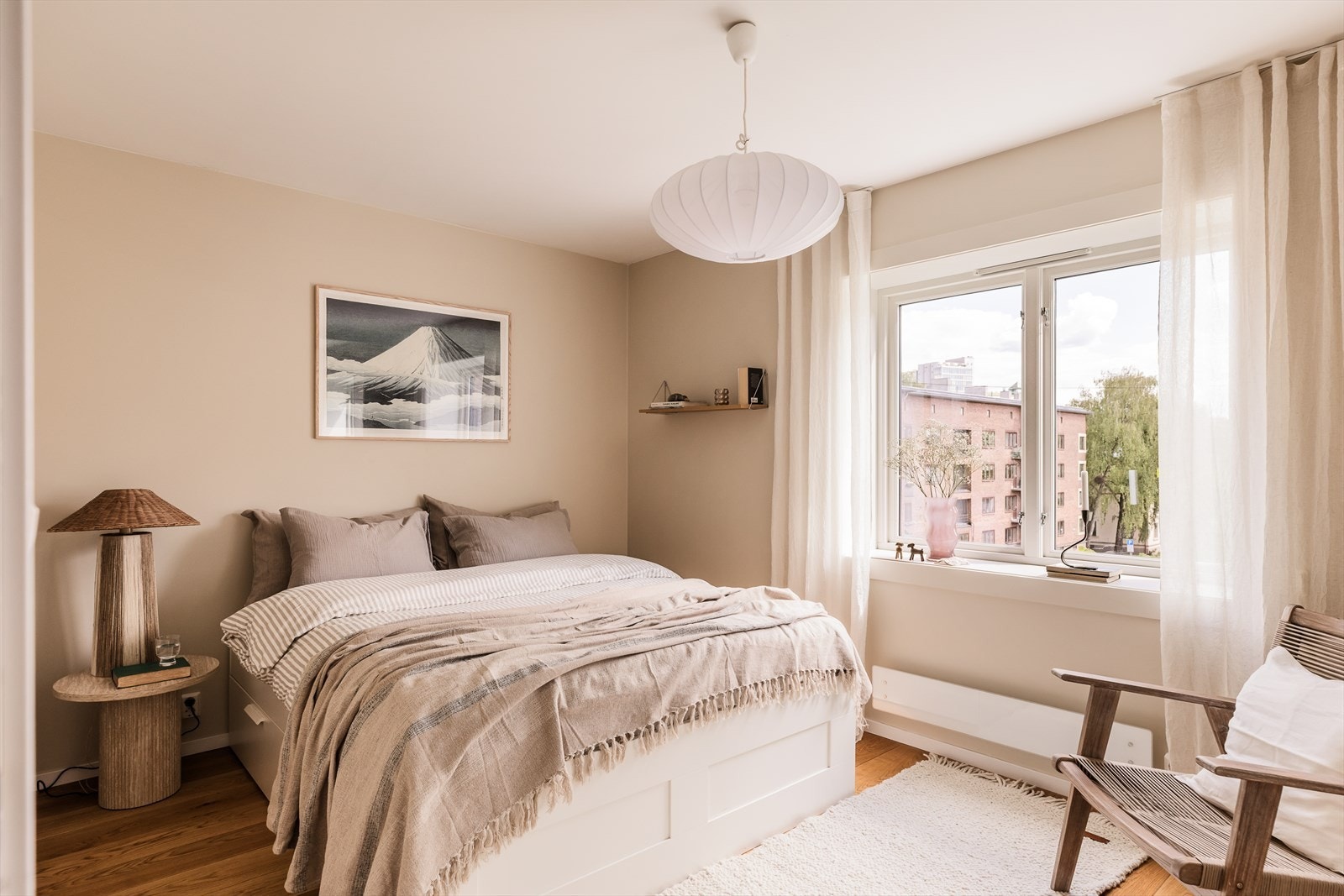 Hovedsoverommet er romslig og har god plass til dobbeltseng med tilhørende nattbord på hver side. Galleribilde
