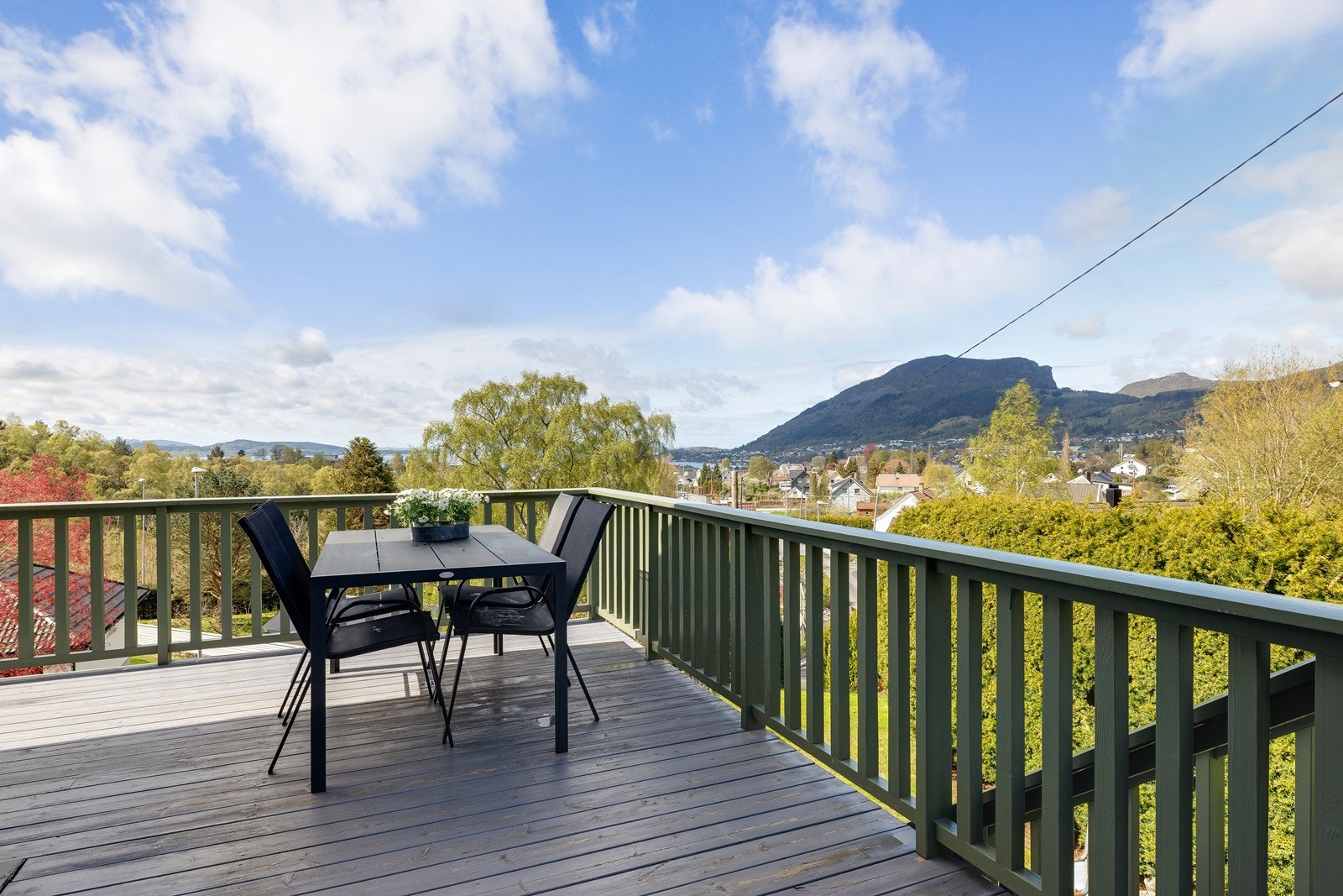 Romslig uteplass med god plass til både spisebord og lounge. Galleribilde