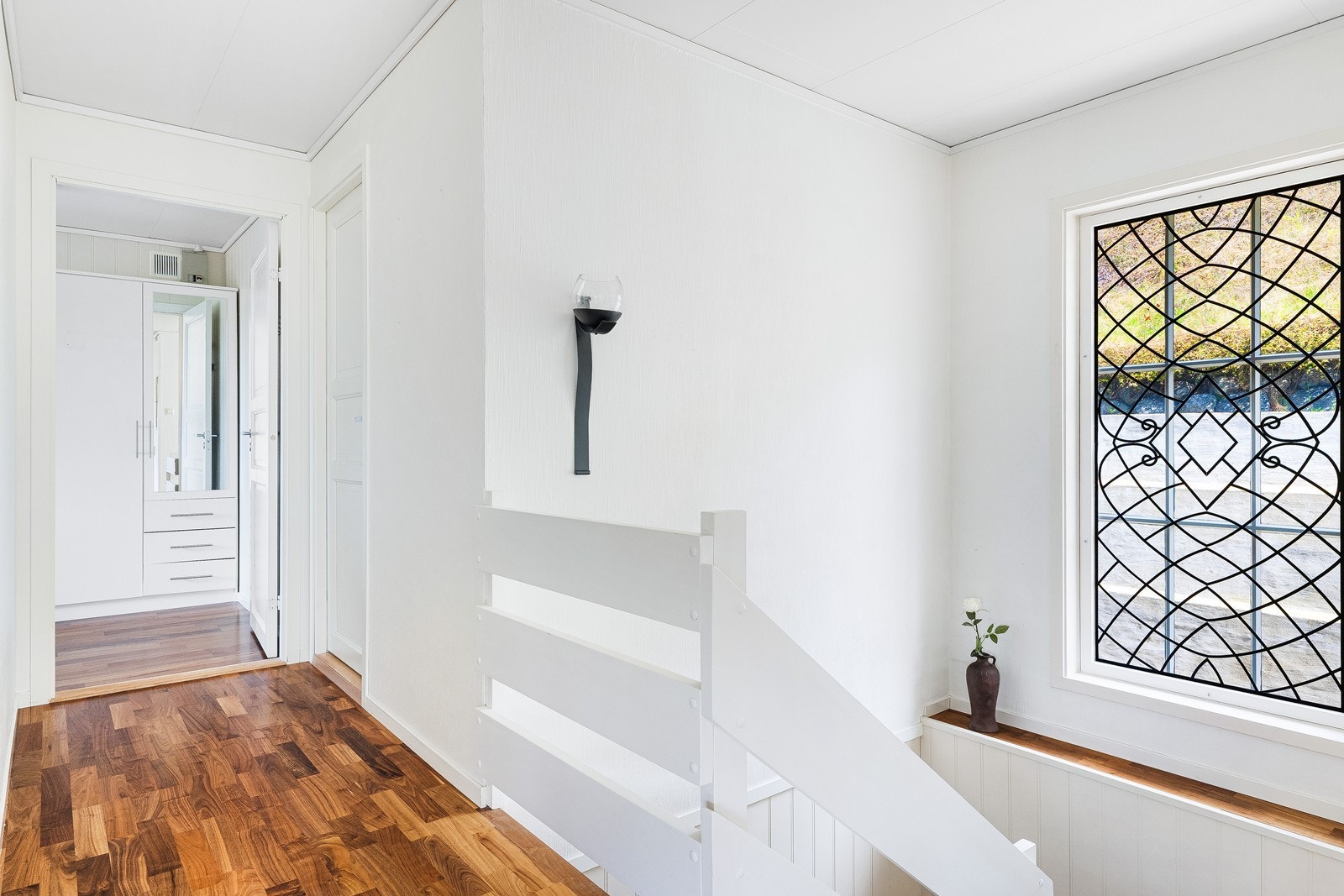 Trappegang med stort vindu hvor det er beholdt den originale varianten som en kul detalj i boligen. Galleribilde