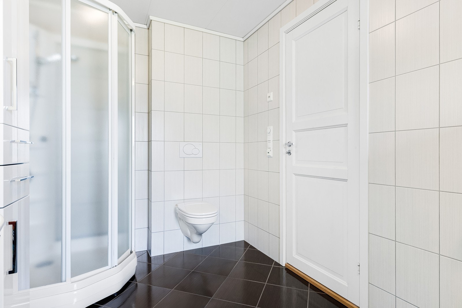 Badet er renovert og holder god standard med fliser på både gulv og vegg. Galleribilde
