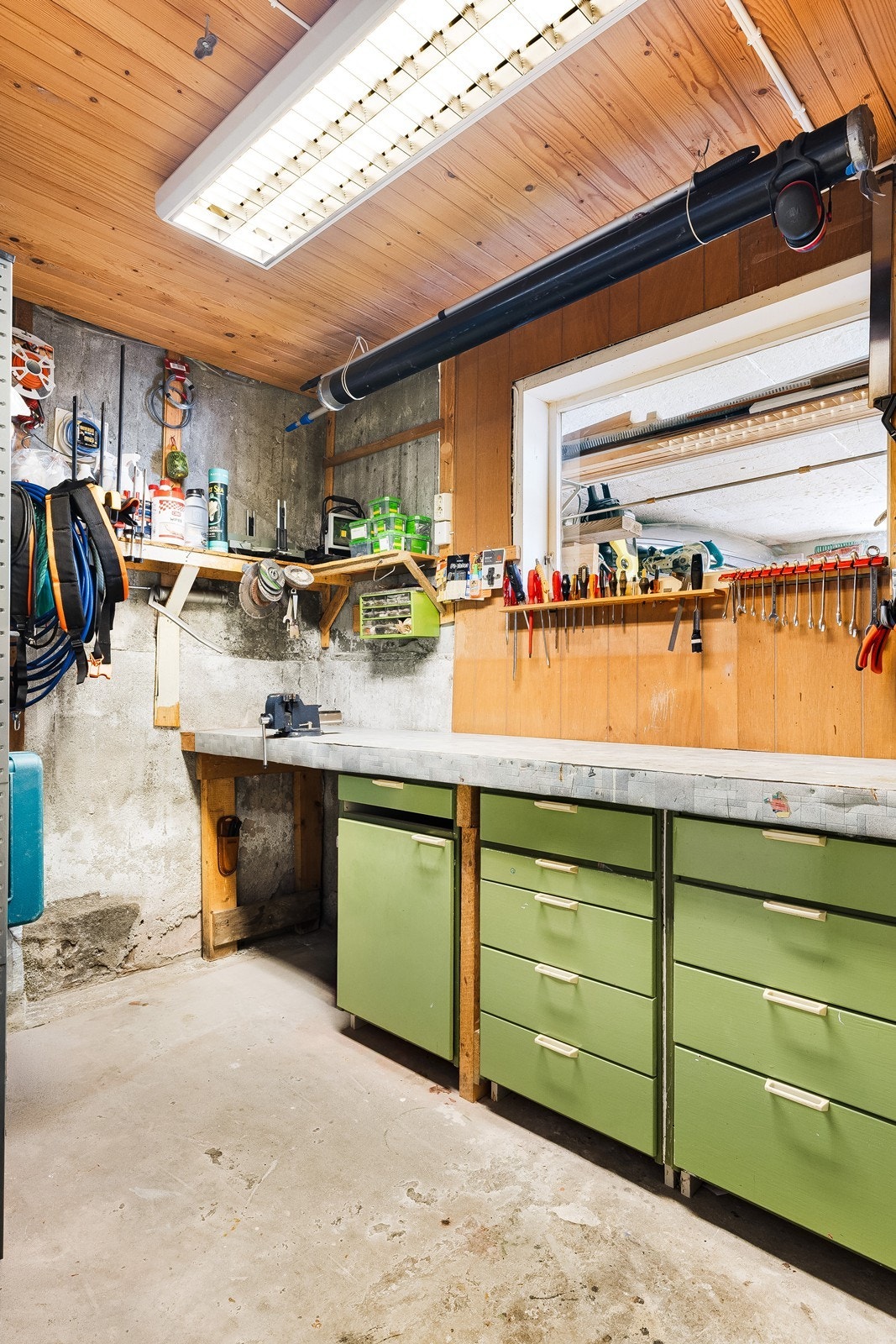 Verksted som er perfekt for hobbyprosjekt, med god plass til både verktøy og utstyr. Galleribilde