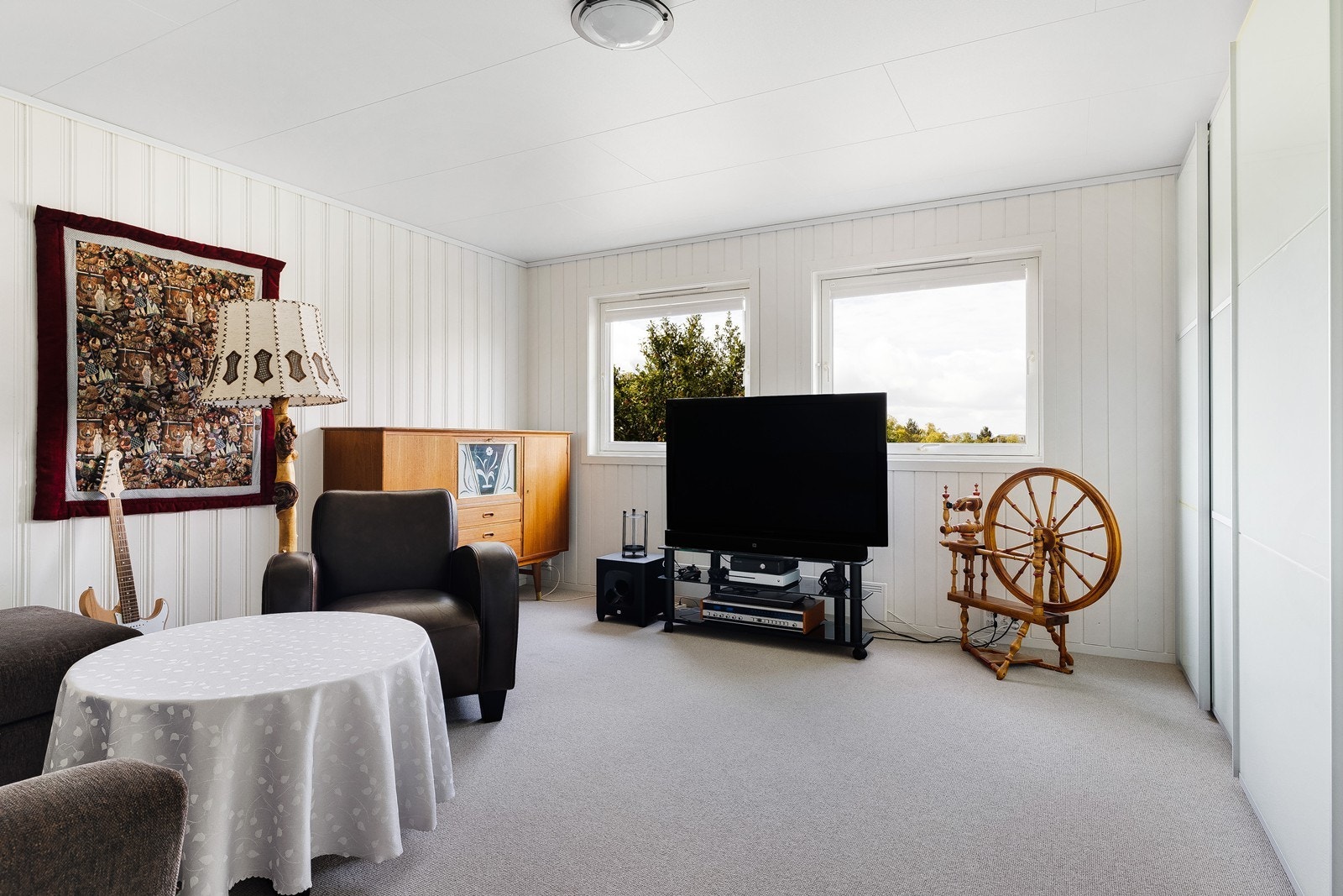 Kjekk kjellerstue med gode oppbevaringsmuligheter og mange bruksmuligheter, perfekt som TV-stue, ungdomsrom eller hobbyrom. Galleribilde
