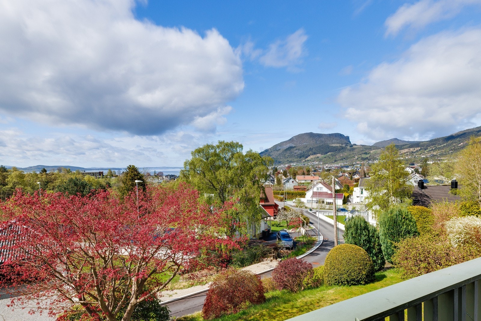 Eiendommen ligger i skrånende terreng som gir god oversikt over Jørpeland og mot fjord og fjell. Galleribilde