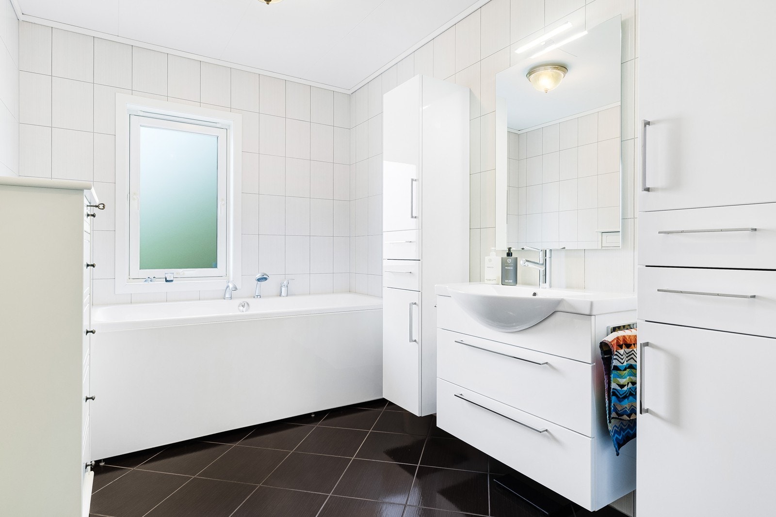 Romslig og funksjonelt bad med både badekar og dusj. Galleribilde