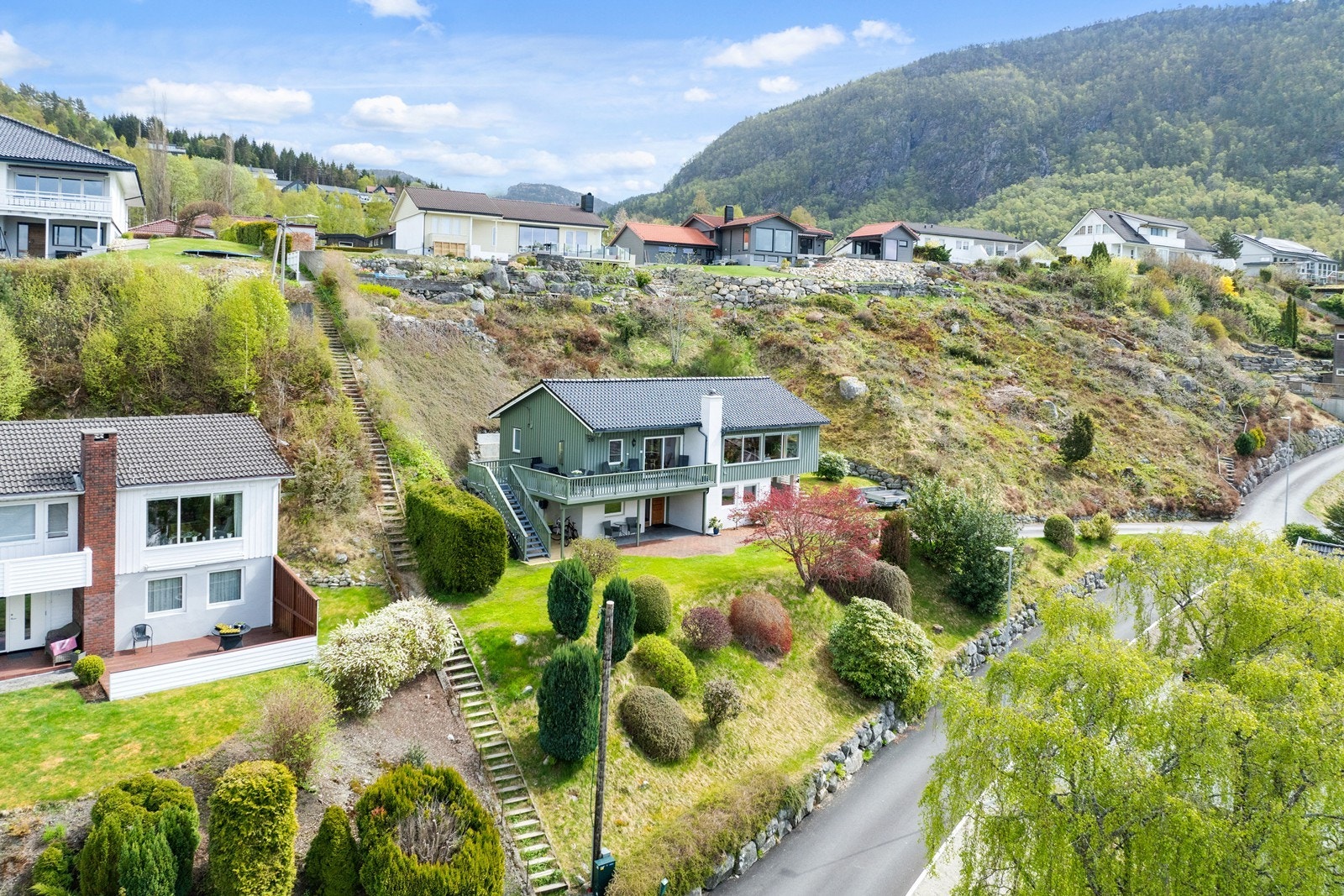 Eiendommen har en romslig tomt på 944 kvm med velstelt og pent opparbeidet hage. Galleribilde