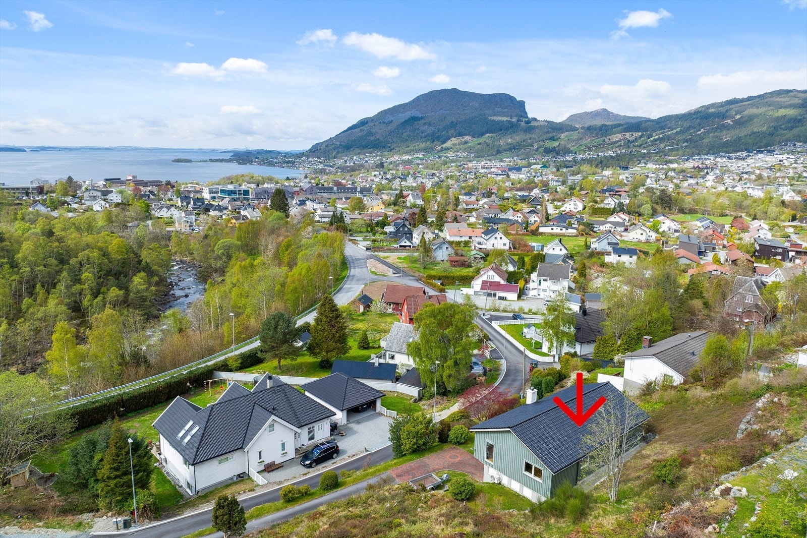 Eiendommen ligger sentralt på Jørpeland med kort gange til sentrum, skoler, idrettsanlegg, barnehage, flotte turområder og badeplass. Galleribilde