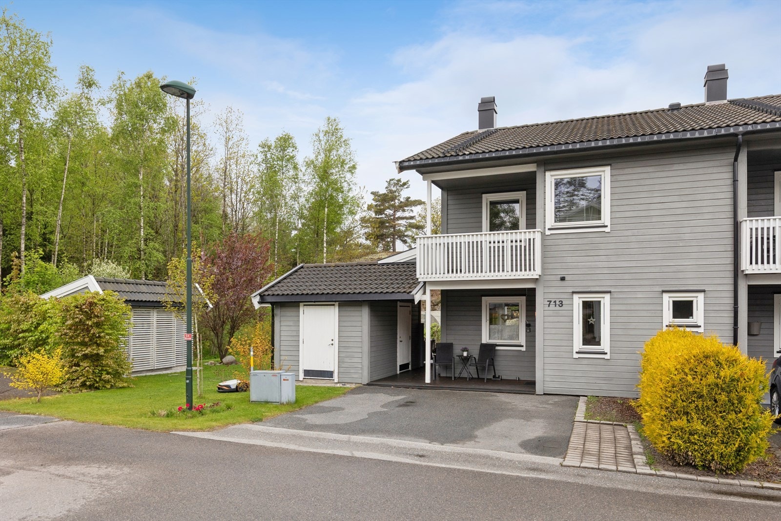 Asfaltert innkjørsel med parkering for to biler. I tillegg er det en stor felles parkeringsplass for sameiet. Galleribilde