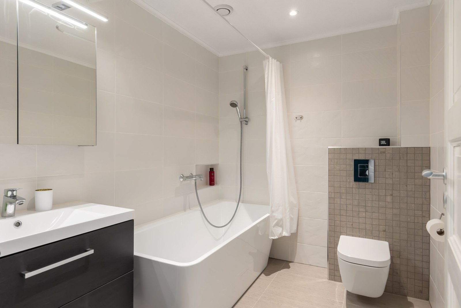 Badet i andre etasje ble oppgradert i 2018 med nye fliser, membran og varmekabler. Innredet med badekar. Galleribilde