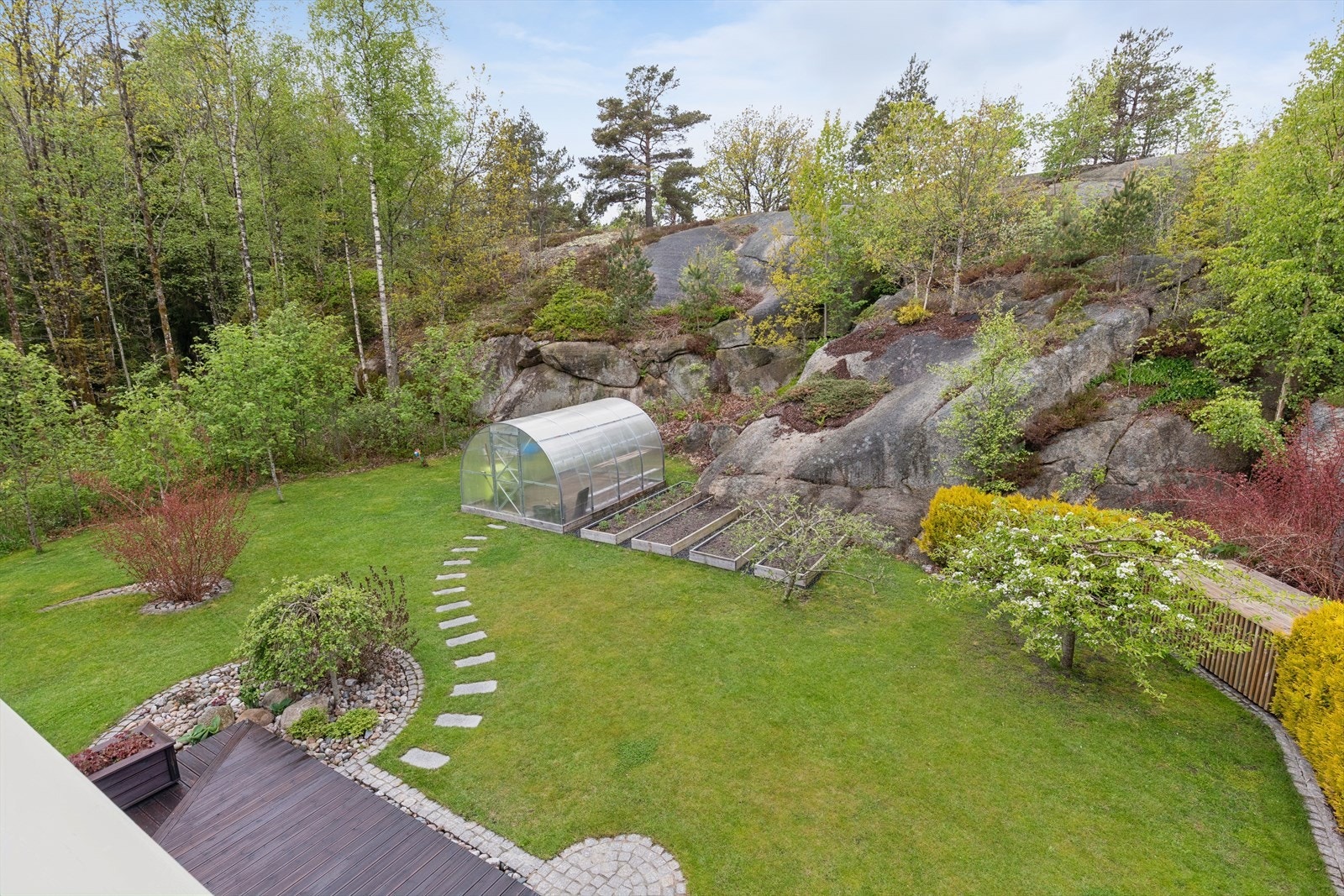 I hagen finnes også et veksthus på ca. 11 m², klart for dyrking. Galleribilde