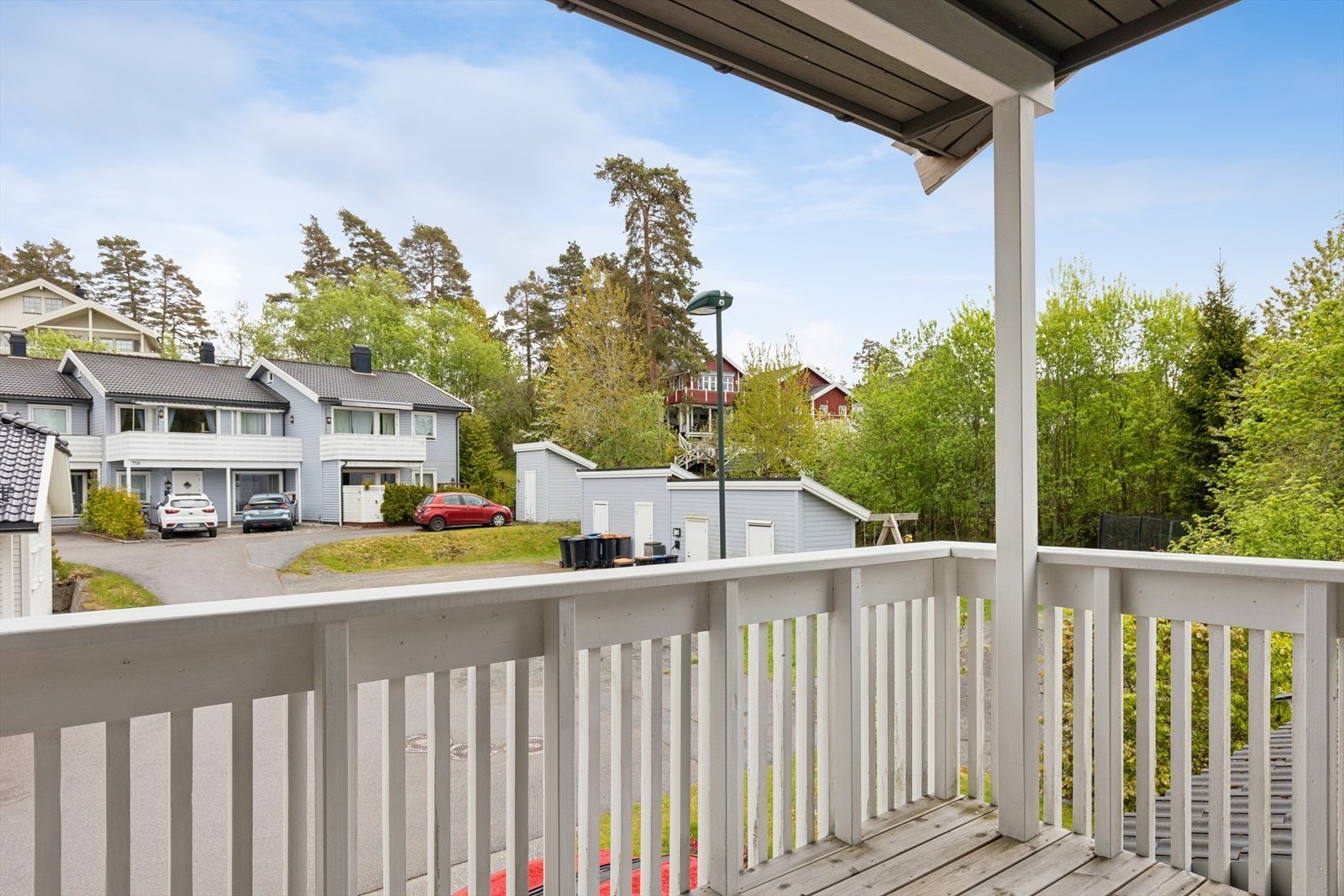 Utsikt fra balkongen mot det rolige og barnevennlige nabolaget. Galleribilde