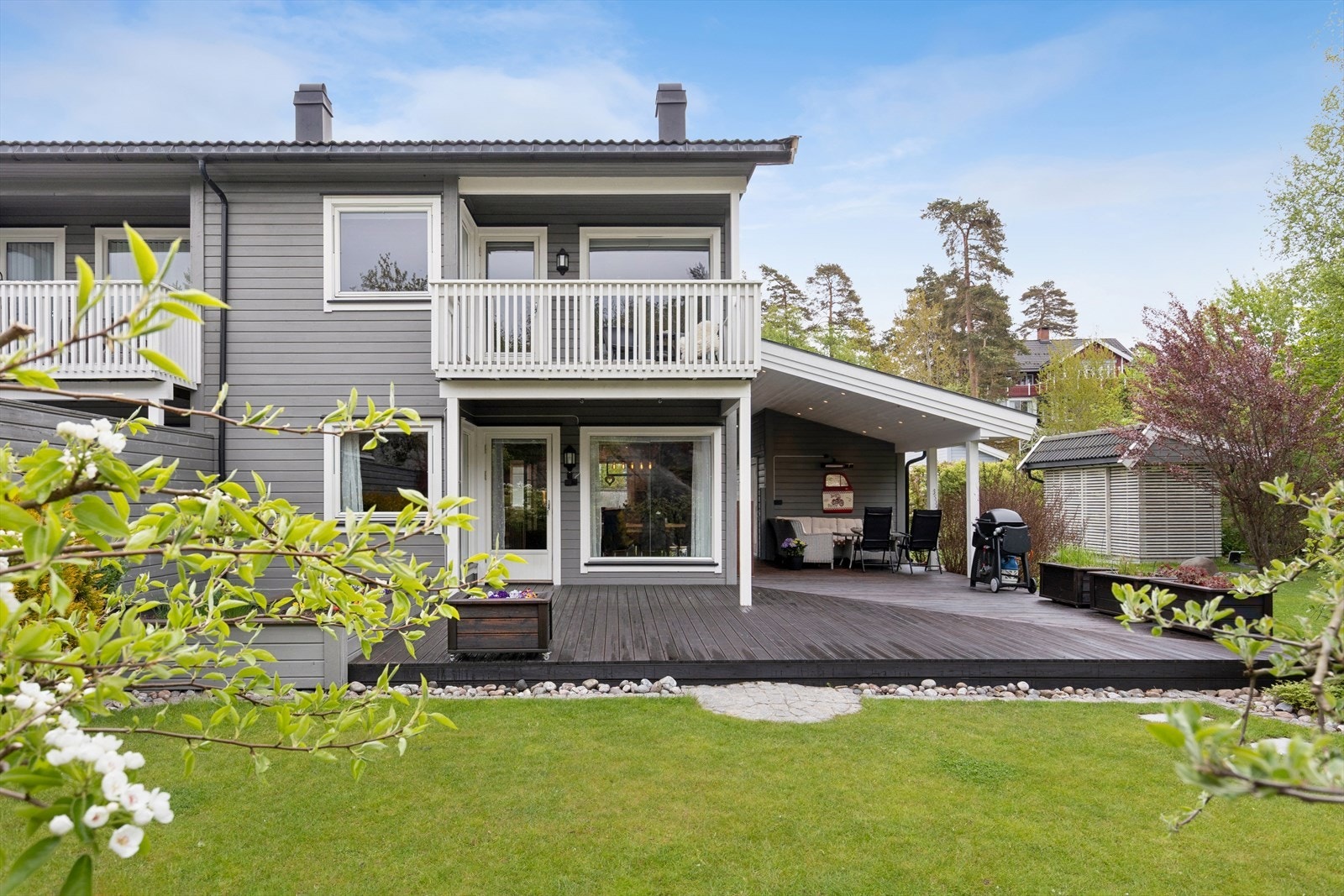 Boligen er kledd med liggende trekledning og har tak tekket med betongtakstein. Galleribilde