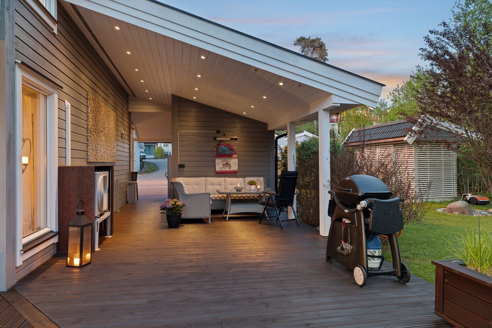 Den store terrassen gir rikelig med plass for flere sittegrupper, grill og beplantning. Galleribilde