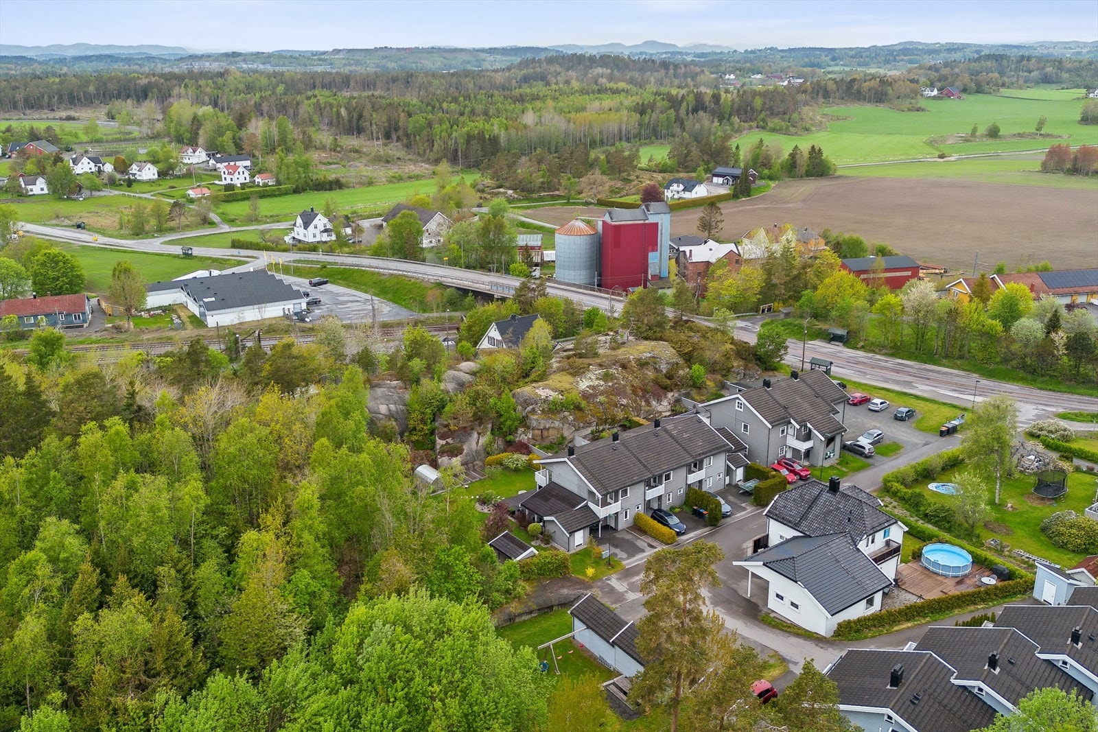 Fra boligen er det kun tre minutters kjøring til dagligvarebutikker som Coop Prix og Coop Extra. Galleribilde
