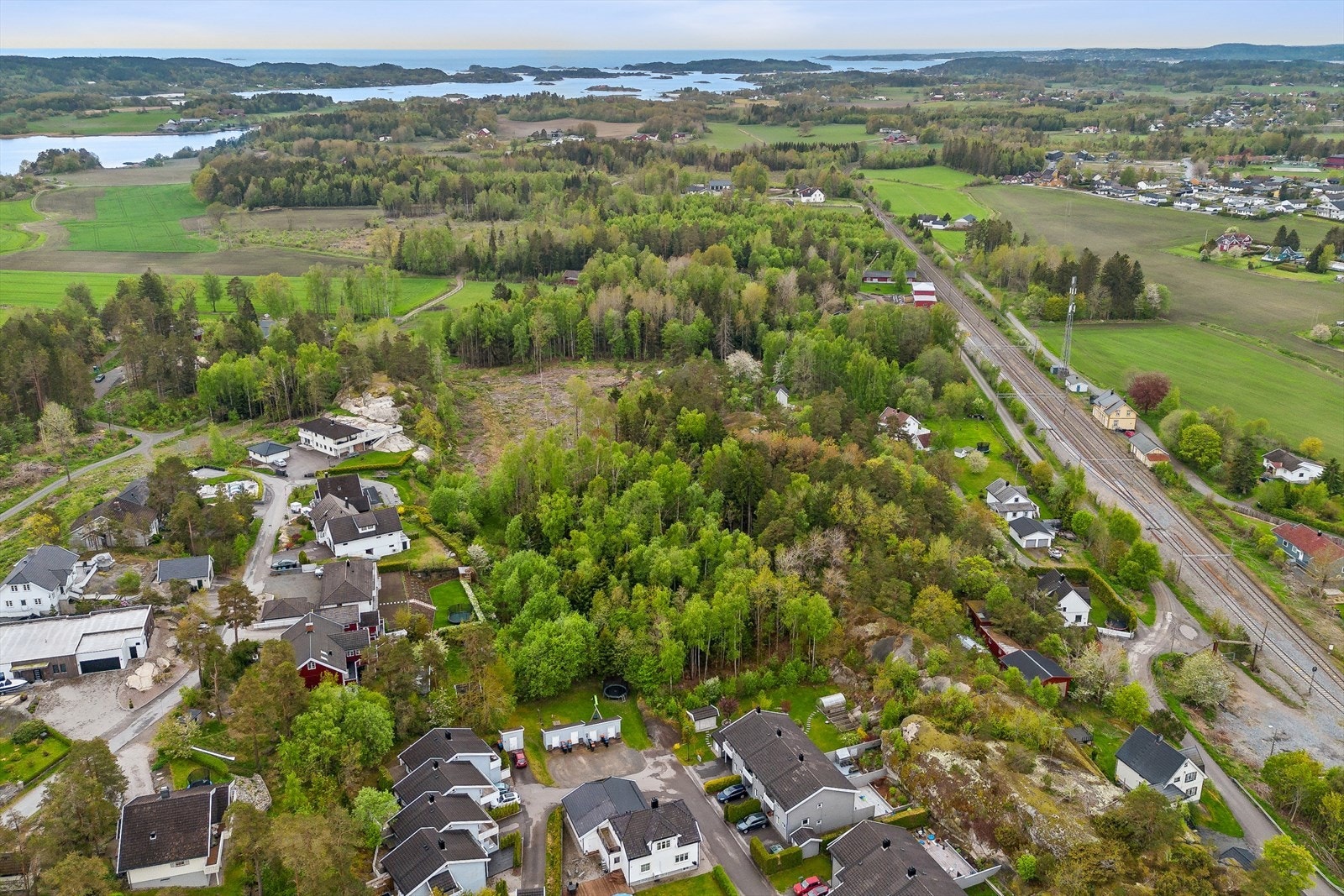Beliggenheten gir nærhet til både Løveskogen for rekreasjon og kort vei til Larvik sentrum. Galleribilde