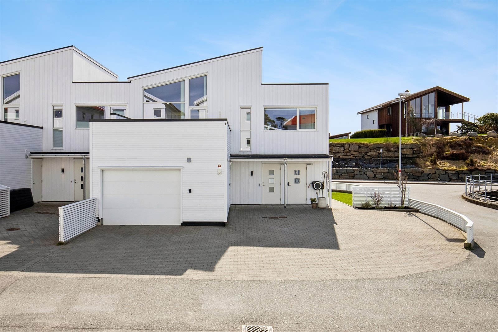 Et moderne og innholdsrikt enderekkehus med en attraktiv beliggenhet. Galleribilde