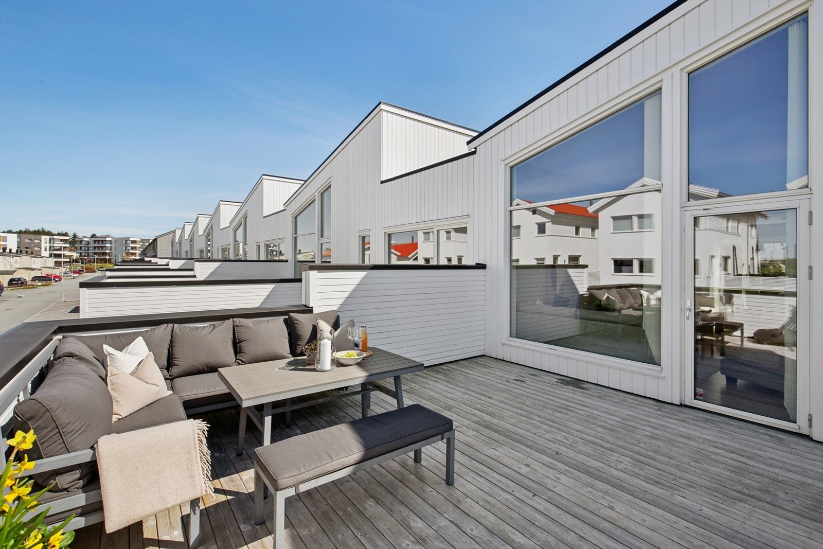 Den store balkongen i andre etasje har god plass til en romslig sittegruppe. Galleribilde