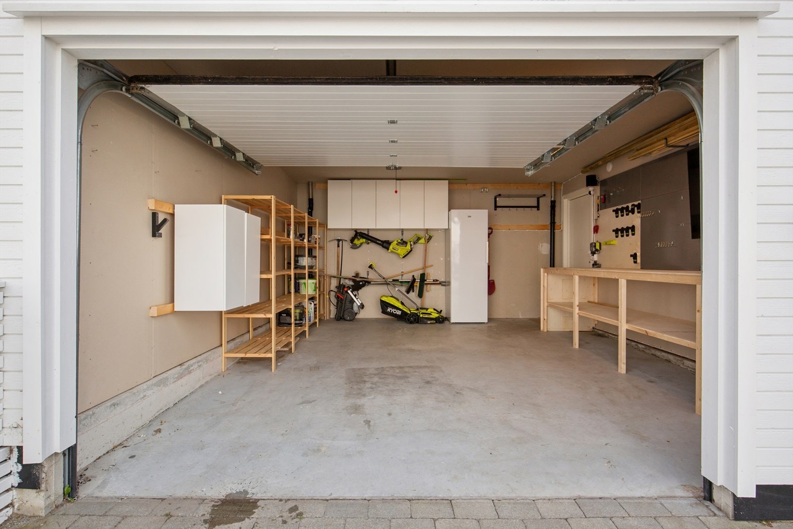 Garasje med god lagringsplass og installert Zaptec elbillader fra 2024. Galleribilde
