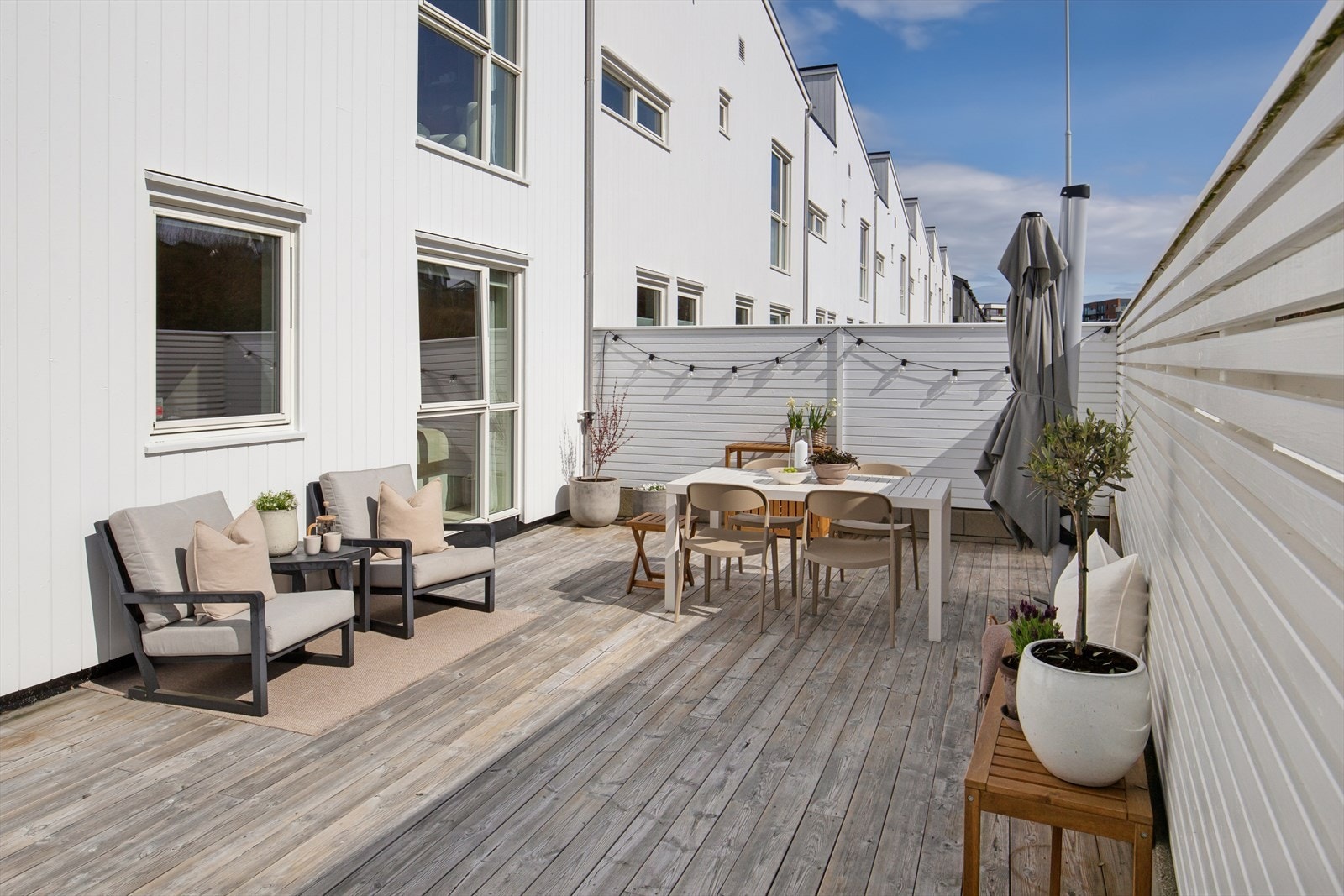 Med to store uteplasser og nærhet til Viste strand ligger alt til rette for å nyte omgivelsene. Galleribilde