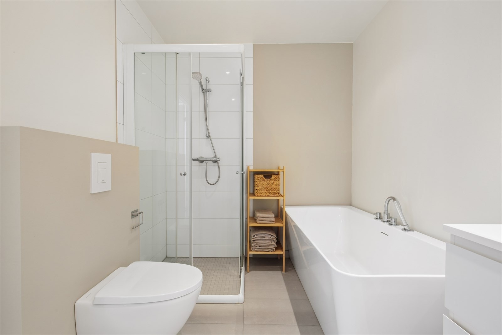 Badet har vannbåren gulvvarme, vegghengt toalett og fliser i dusjsonen. Galleribilde
