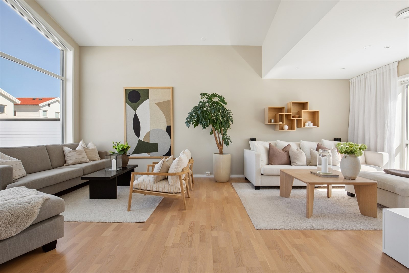 Stuen er romslig og har god plass til flere sittegrupper. Galleribilde