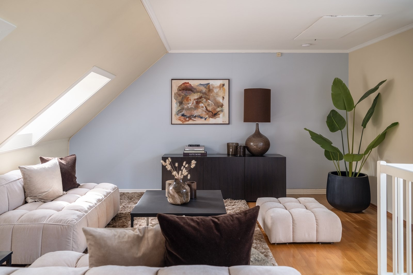 Videre opp i leiligheten finner du loftstuen, som måler 21 m². Totalt areal for stue på første og andre plan er totalt ca. 47 m². Galleribilde