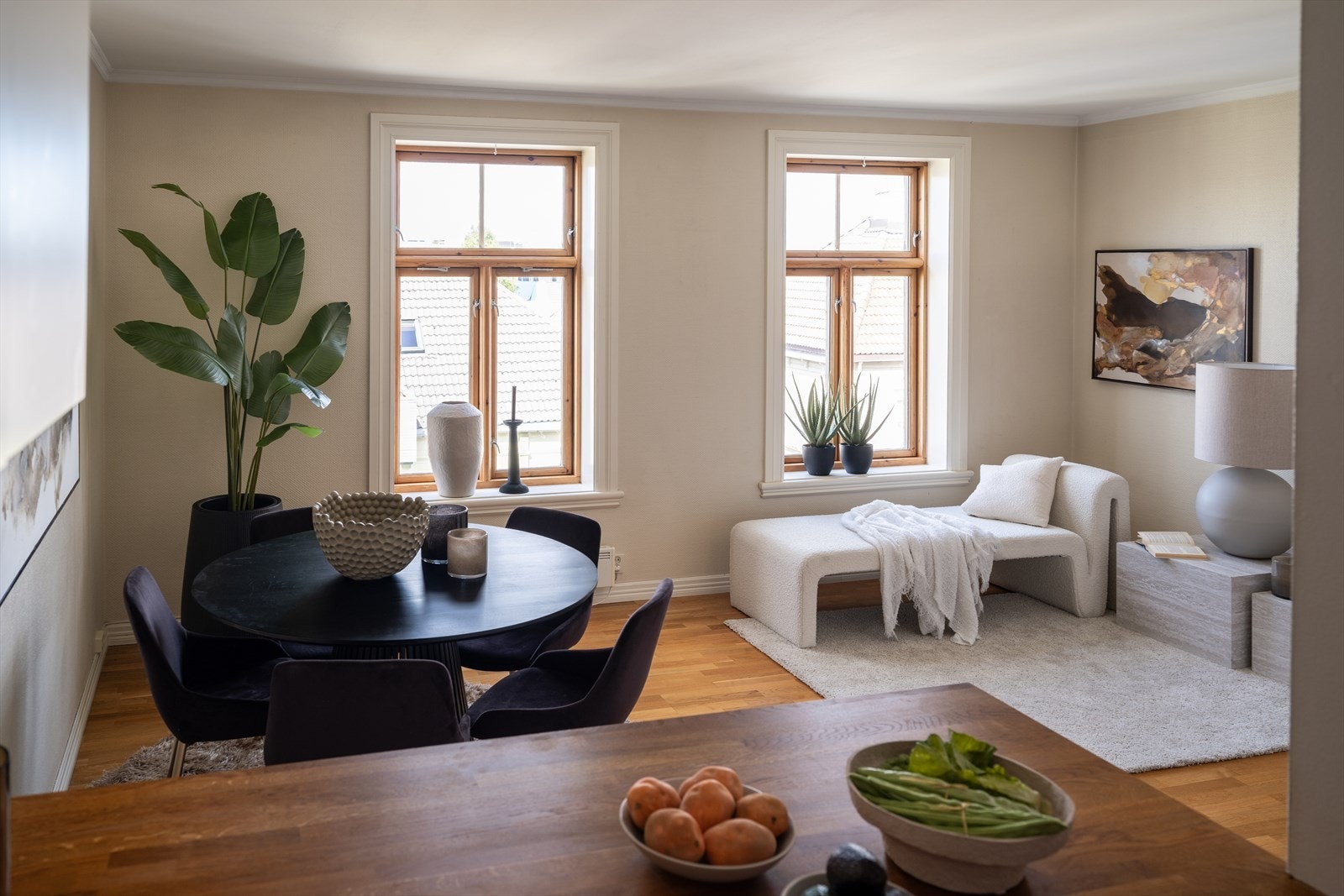 Leiligheten har en romslig stue-/kjøkkenløsning på 26 m² på første plan som byr på svært gode møbleringsmuligheter. Galleribilde