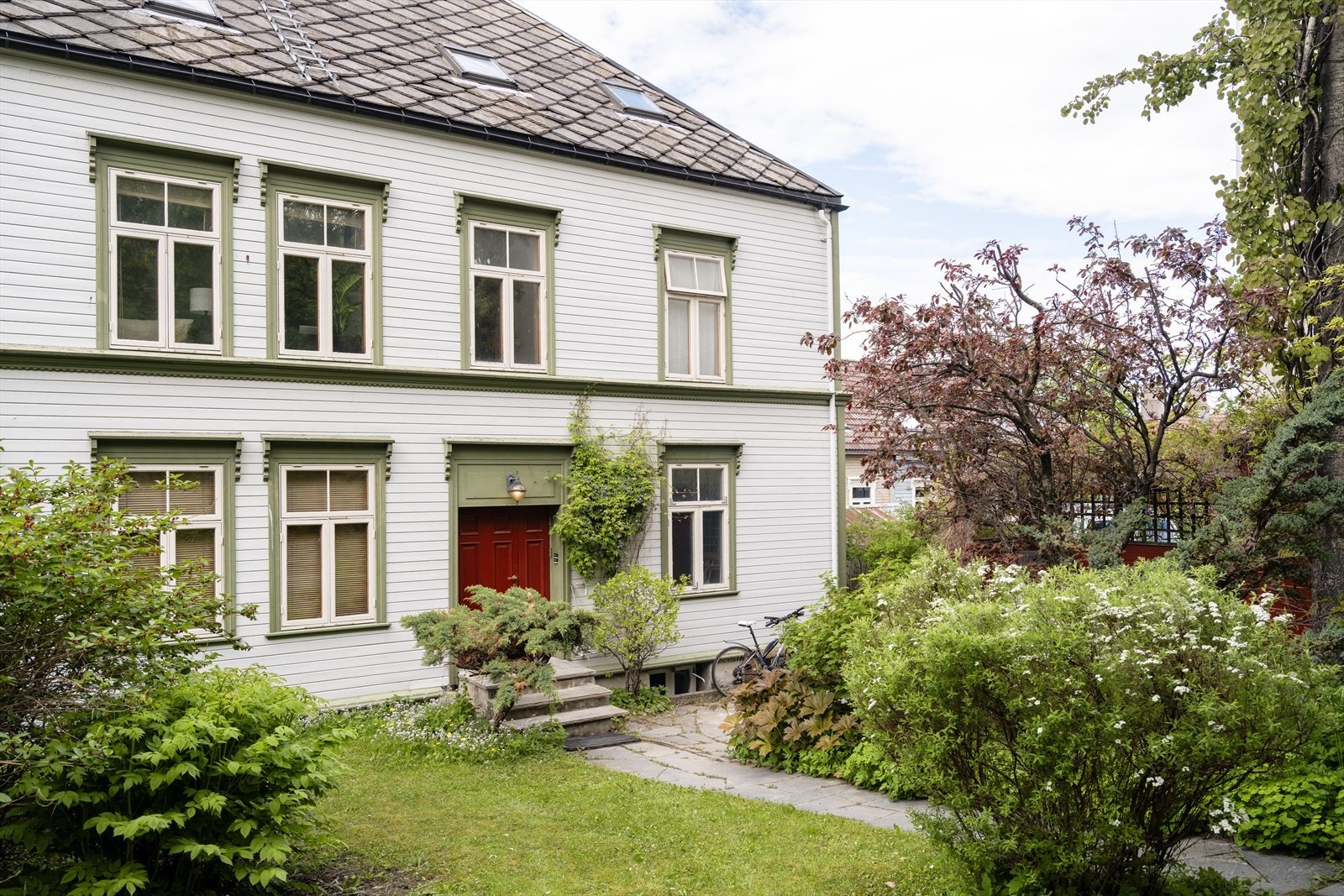 Fantastisk beliggenhet i en sjarmerende 1/4-part med frodig, felles hage og en flott uteplass. Galleribilde