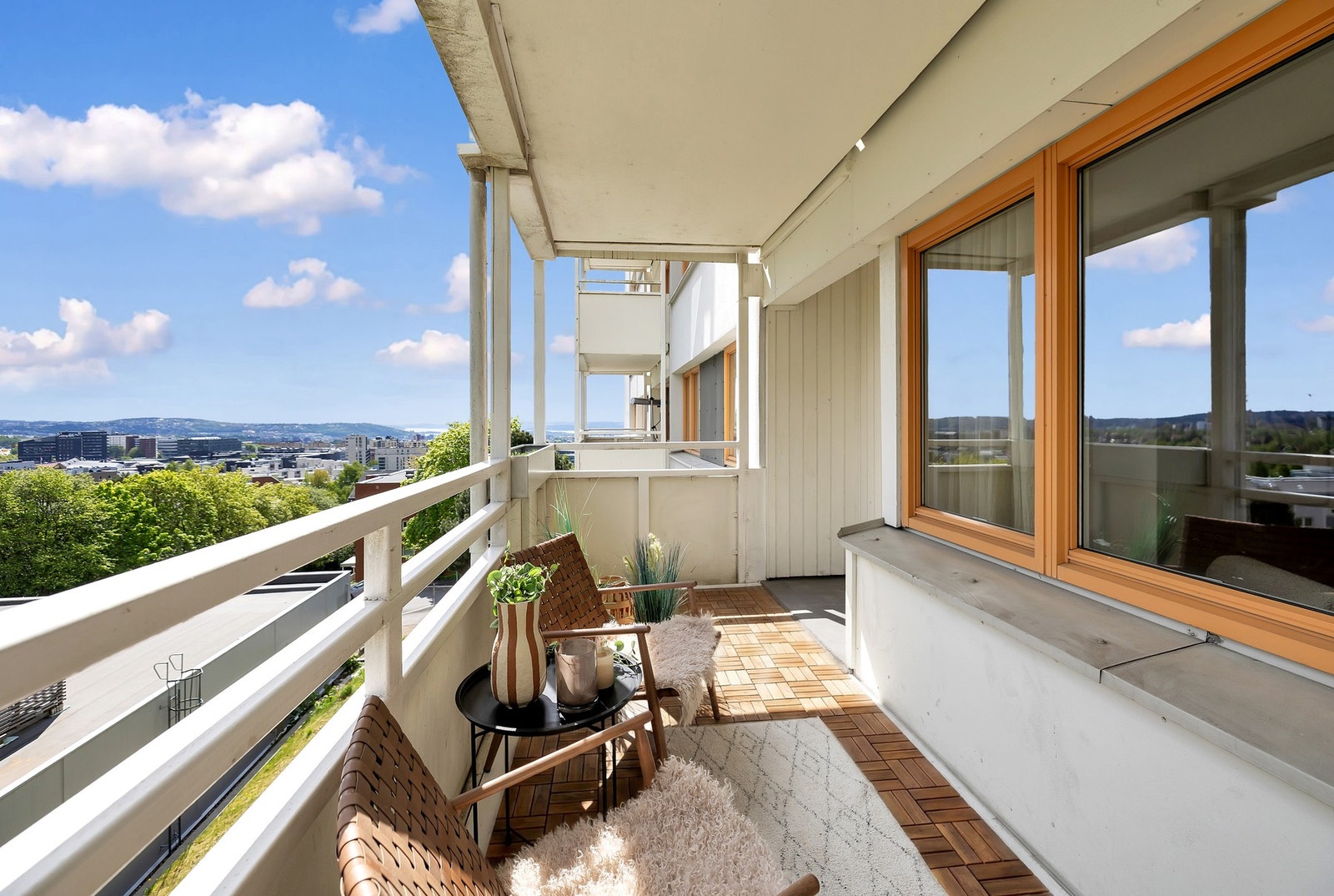 En nydelig utsikt nedover byten!
Her har du også rikelig med plass for utemøblement i flere soner og grill. Galleribilde