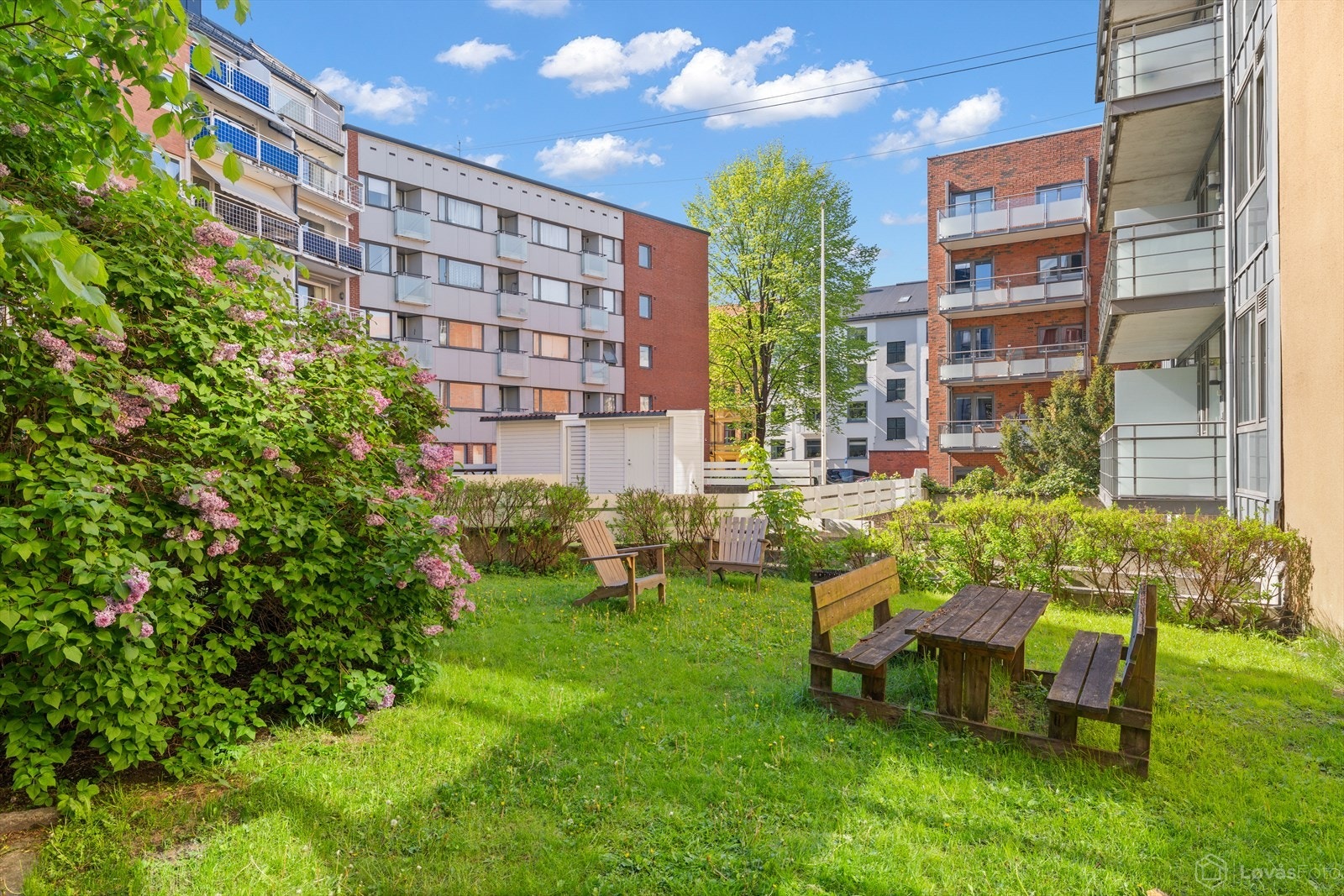 Sameiet har en pent opparbeidet bakgård med grønn beplantning og flere sittegrupper. Galleribilde