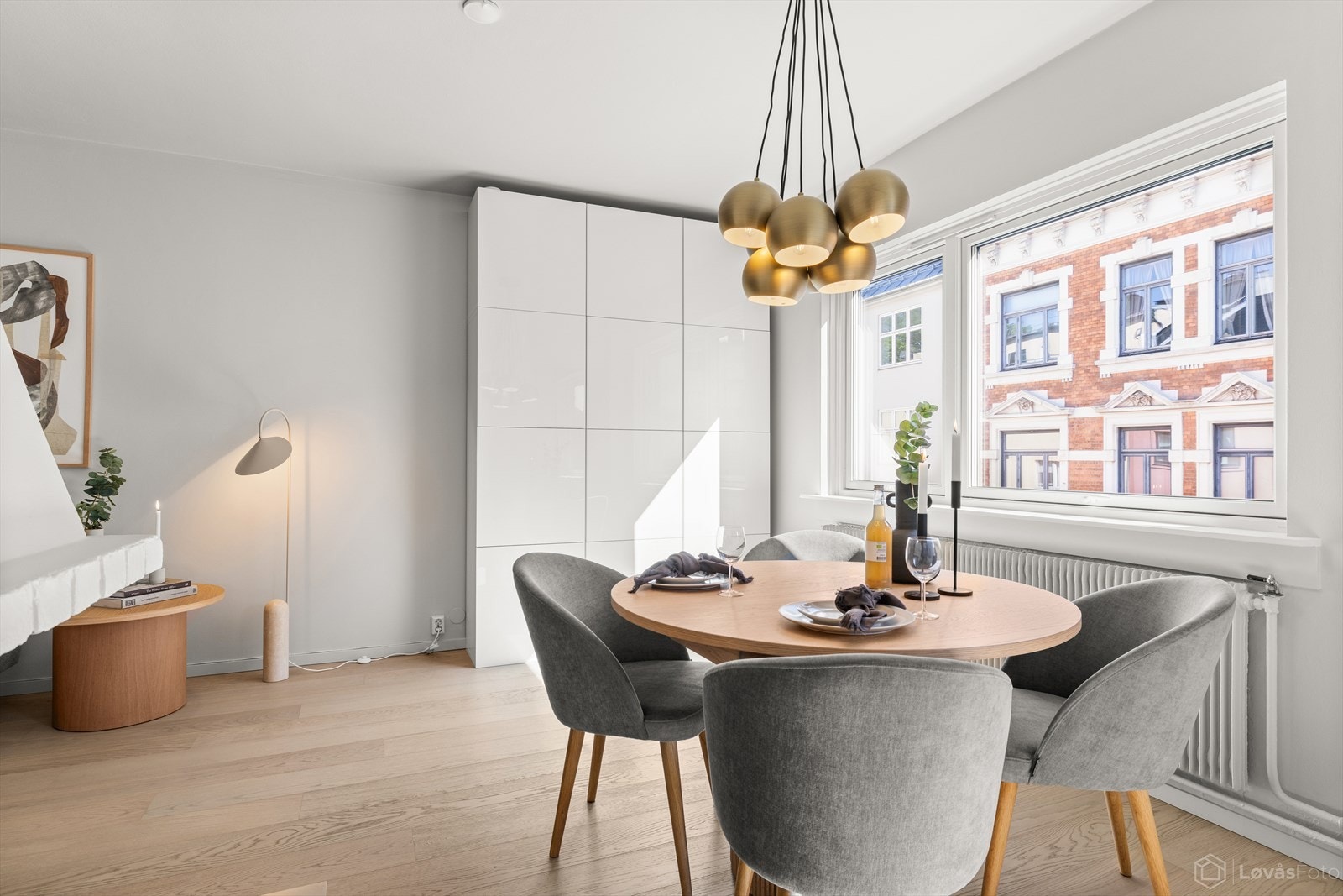 Spiseplassen finner sin naturlige plass ved vinduet med hyggelig utsyn mot omgivelsene. Galleribilde