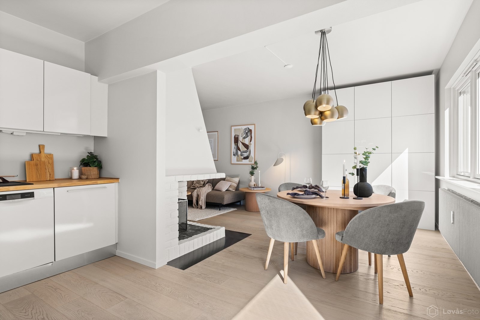 Dette er en meget lys og tiltalende leilighet med god planløsning, store vindusflater og mye naturlig lys. Galleribilde