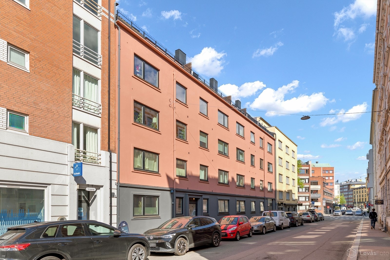 Leiligheten har en attraktiv beliggenhet mellom Majorstuen og Frogner, med kort vei til et bredt utvalg av servicetilbud. Fasaden ble pusset opp i 2024. Galleribilde