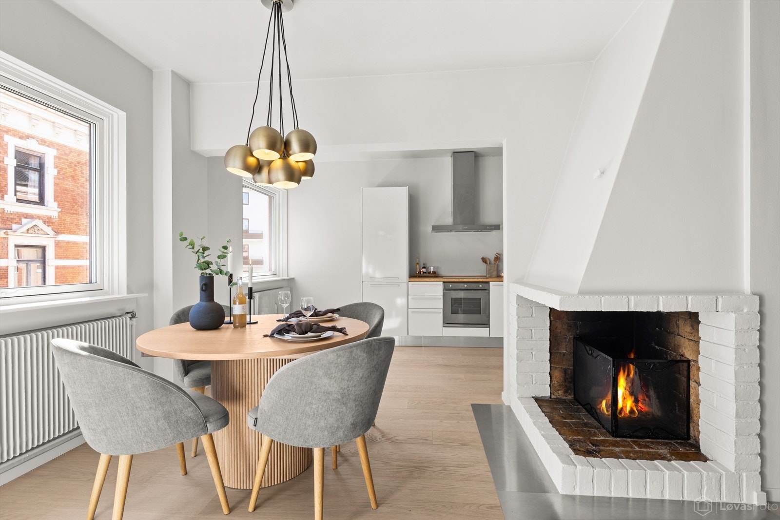 Her er det god plass til spisebord i direkte tilknytning til kjøkkenet. Peis sørger for god varme og hygge om høsten og vinteren. Galleribilde
