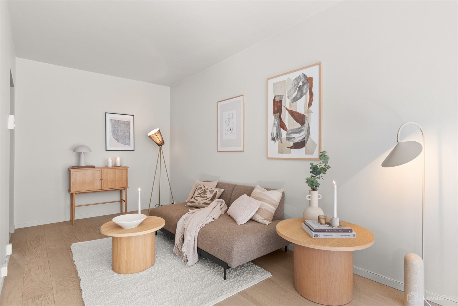 Dagligstuen har plass til sofa og naturlig plass for oppheng av tv. Galleribilde