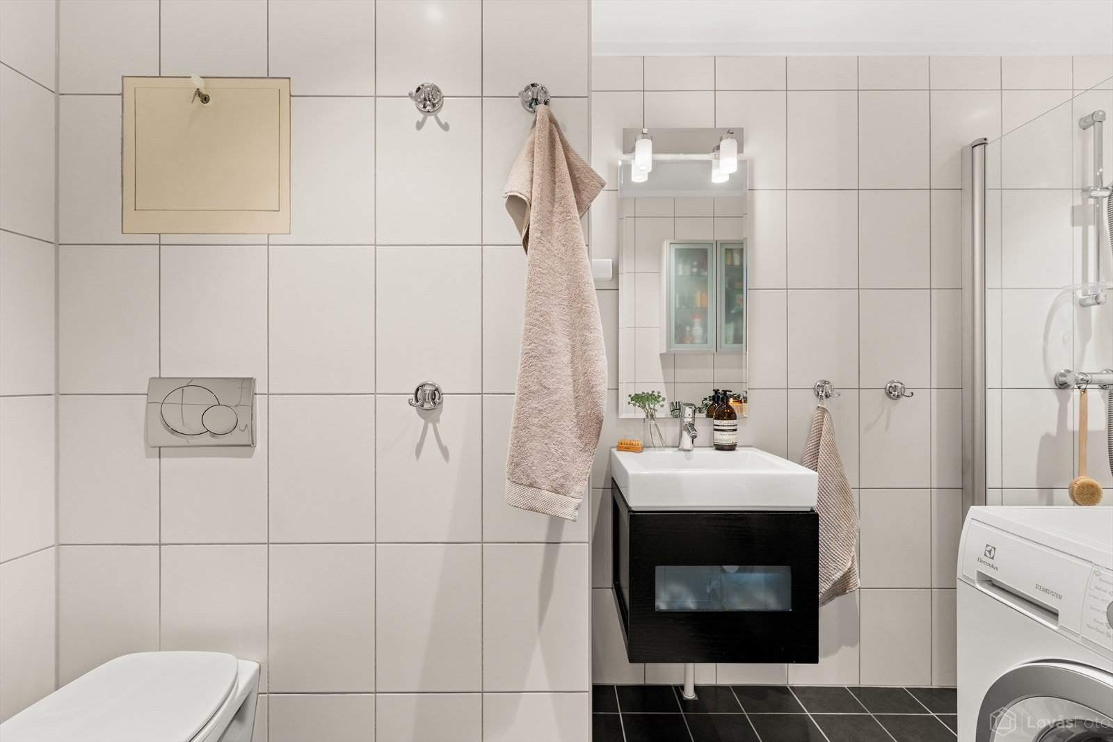 Baderomsgulvet fikk nye varmekabler + termostat, smøremembran i dusjsonen og nye fliser i 2019. Galleribilde