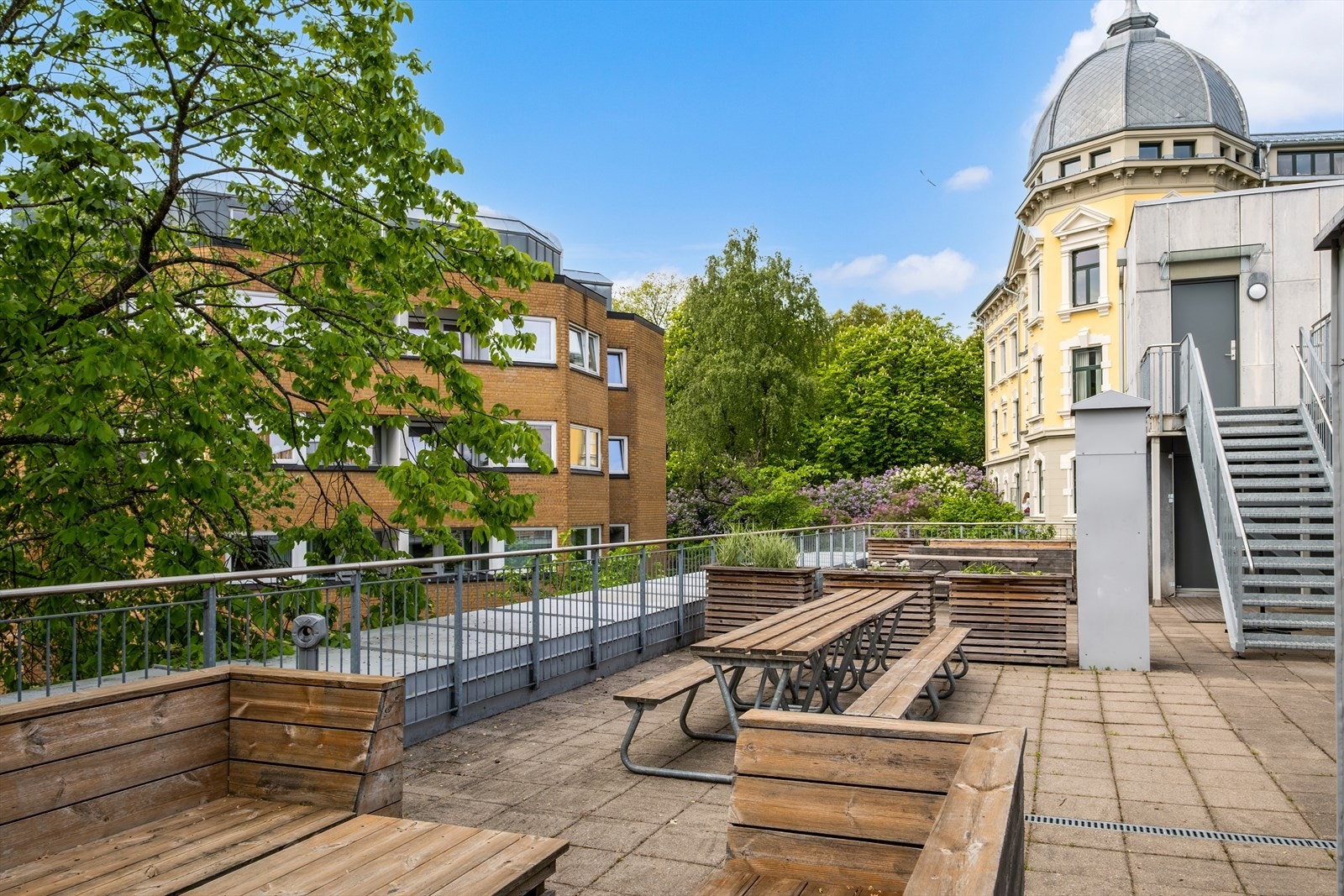 Sameiet har en flott takterasse med flere hyggelige sittegrupper - et perfekt sted å nyte solen, slappe av eller samle venner og familie. Galleribilde