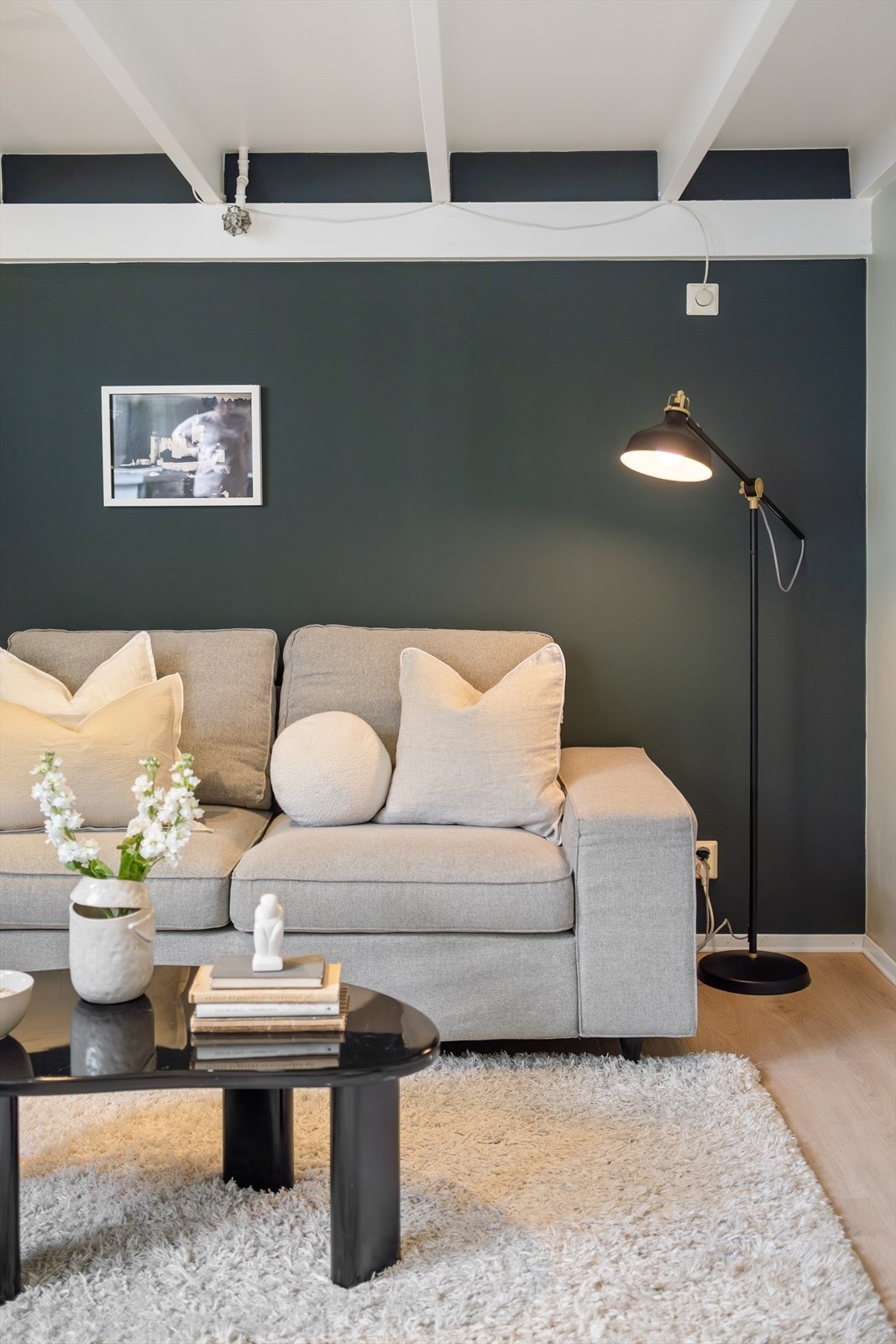 De lyse overflatene kombinert med kontrastveggen gir rommet et stilrent uttrykk. Galleribilde