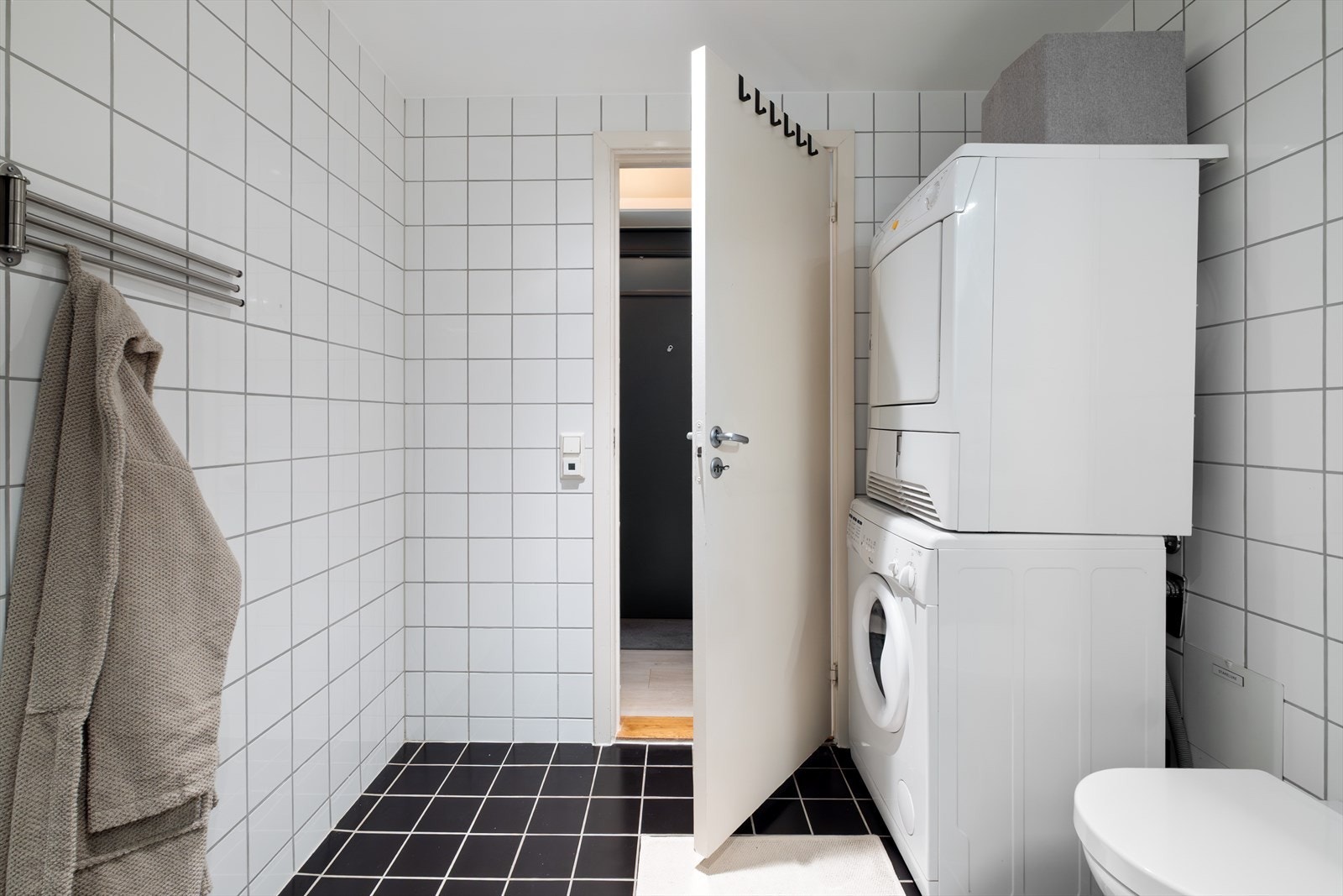 Det er opplegg for vaskemaskin på badet og elektriske varmekabler i gulvet. Det er plass til tørketrommel over vaskemaskinen. Galleribilde