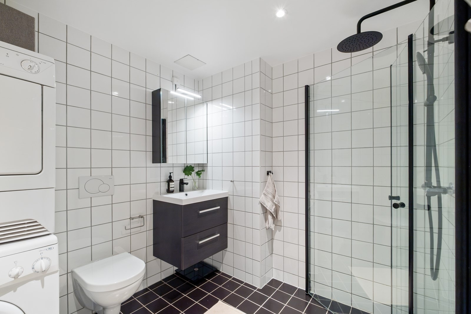 Badet er fra 2004/2005 og har en tidløs utforming med flislagte overflater på vegger og gulv. Galleribilde