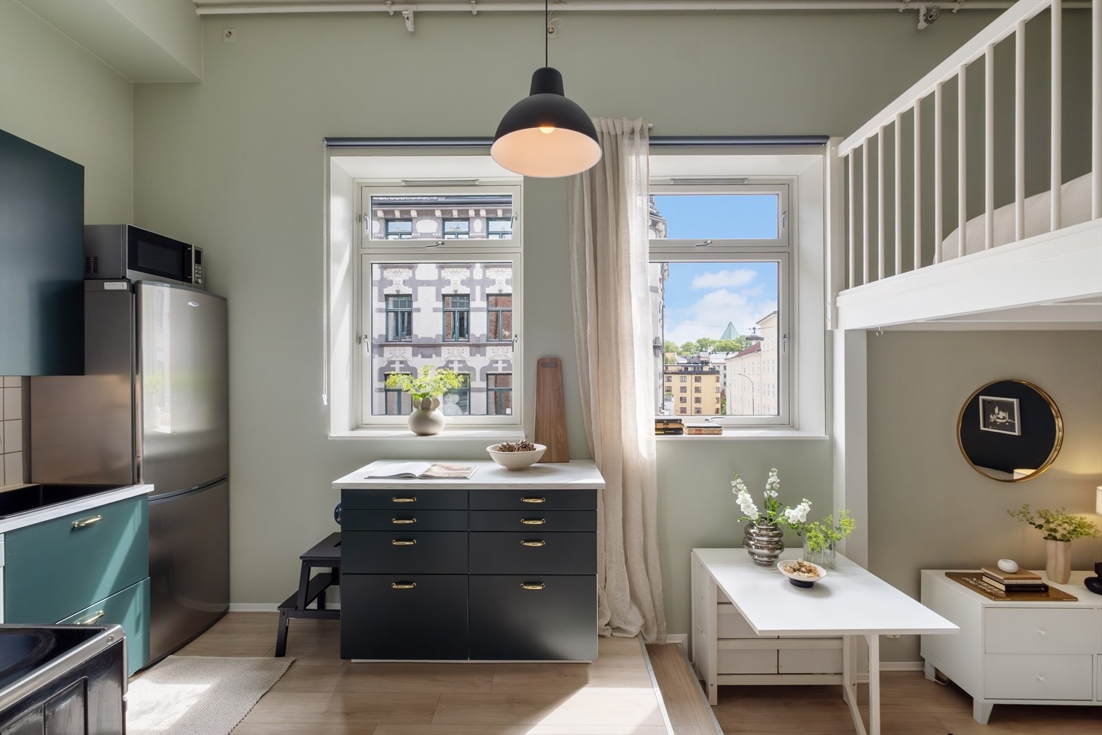 Det plass til et mindre spisebord i stuen/kjøkkenet. Galleribilde