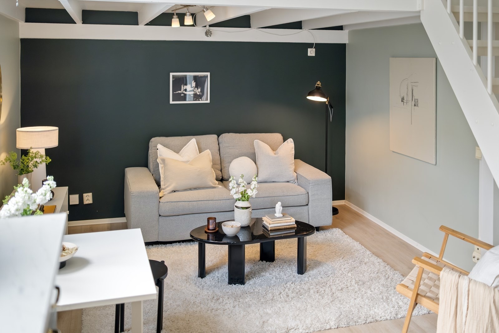 Stuen har en unik og arealeffektiv utforming med hems som gir boligen et luftig og moderne preg. Galleribilde