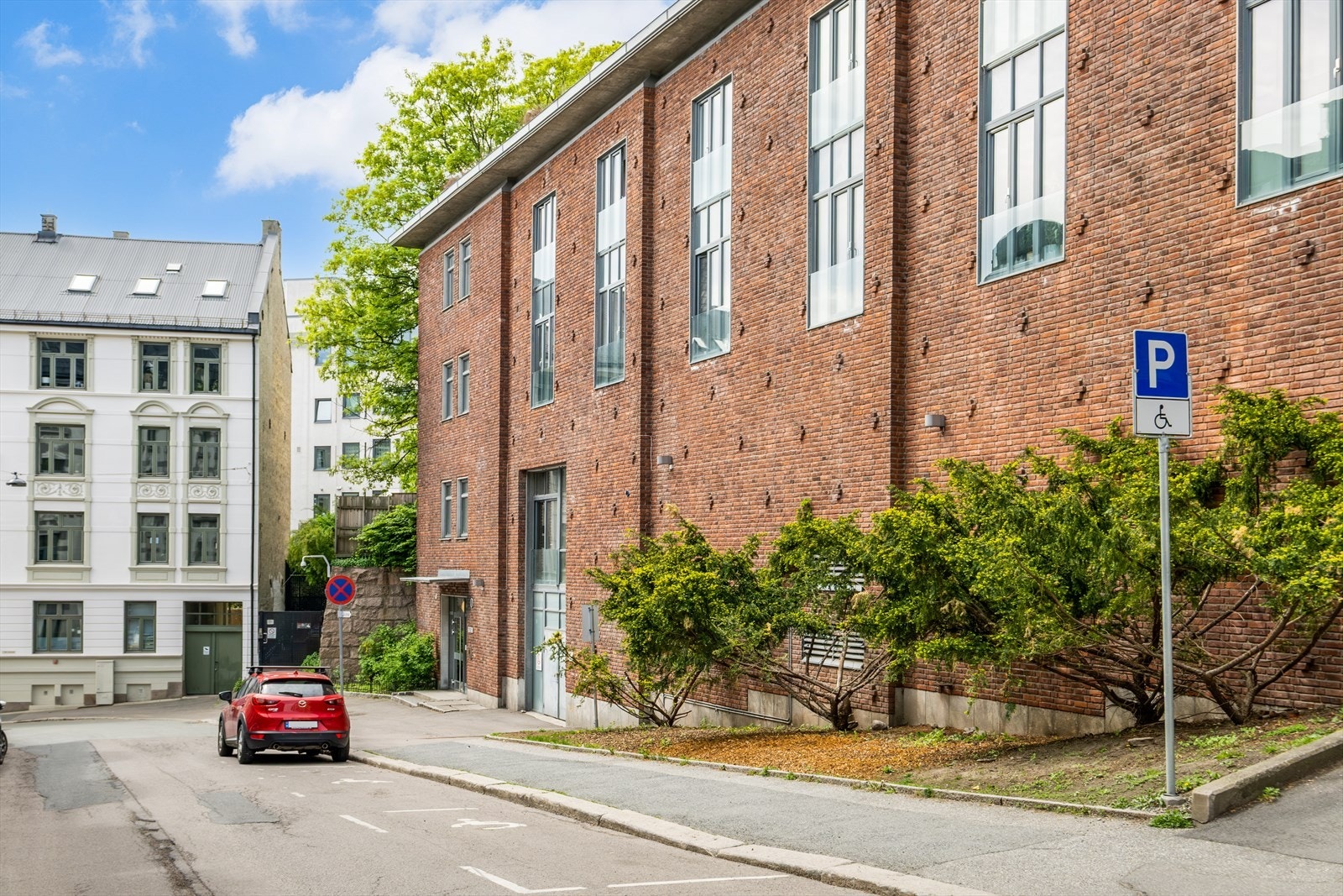 Her bor du i et veletablert og samtidig pulserende nabolag, der klassiske bygårder møter ny, urban utvikling. Galleribilde