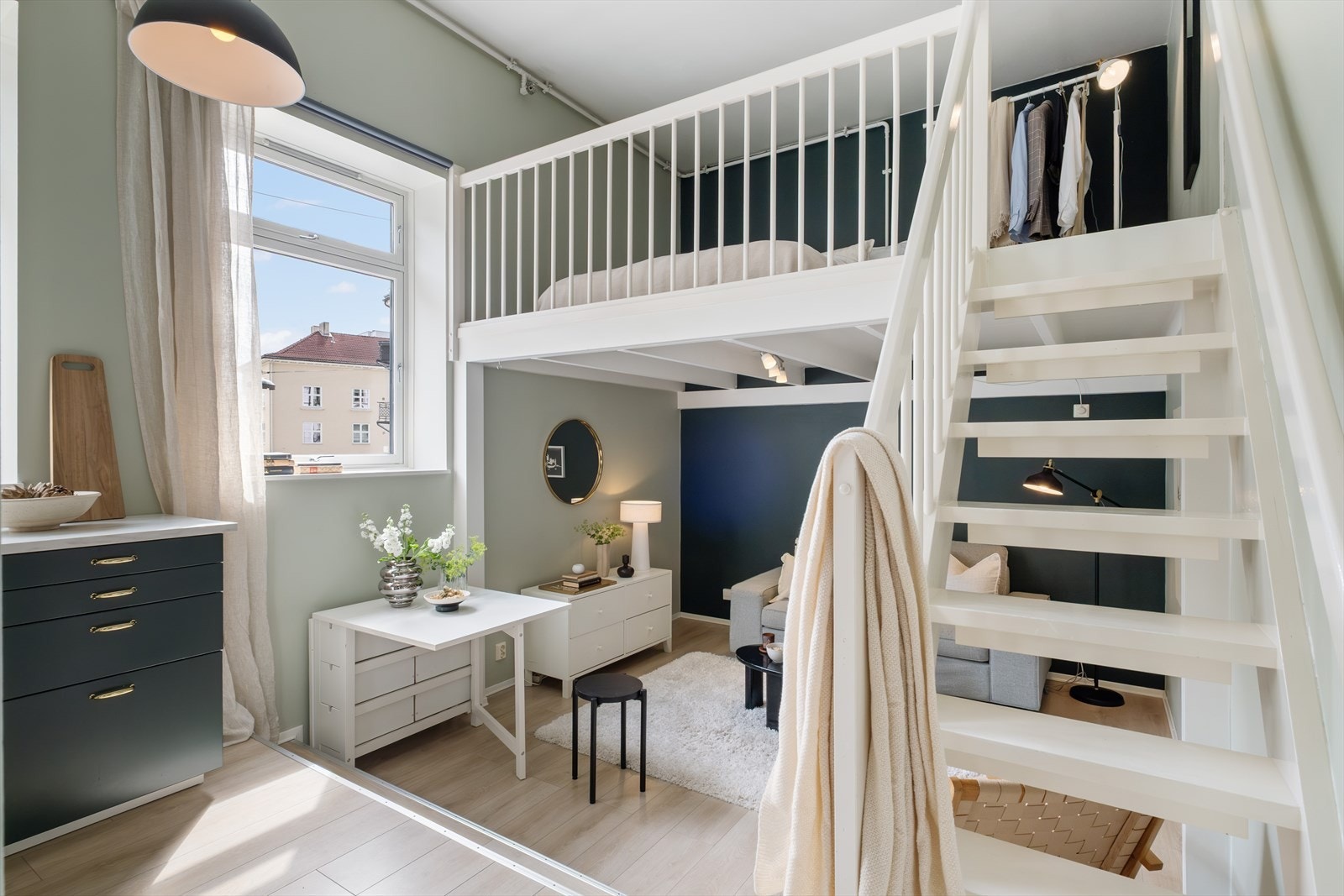 Trappen opp til hemsen er praktisk plassert inntil veggen. Galleribilde