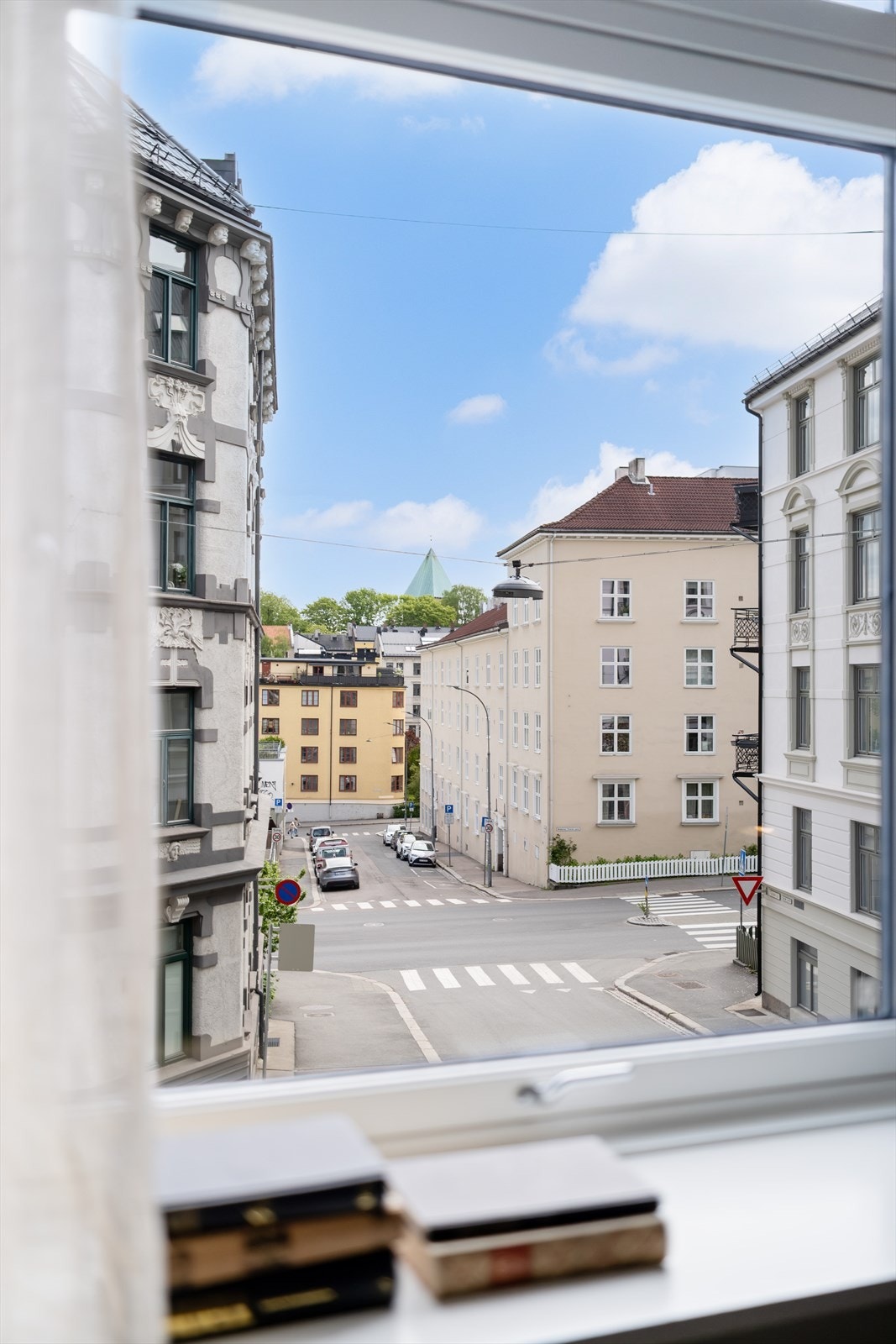 Hyggelig utsikt fra stuevinduet. Galleribilde