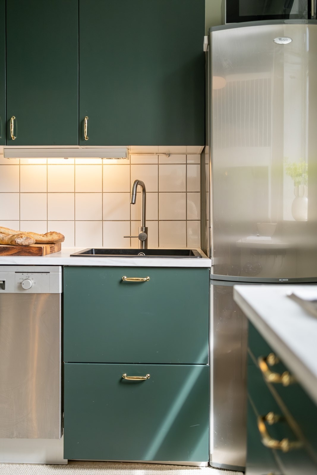 Kjøkkenet er utstyrt med hvitevarer som kjøl-/fryseskap, oppvaskmaskin og frittstående komfyr. Galleribilde