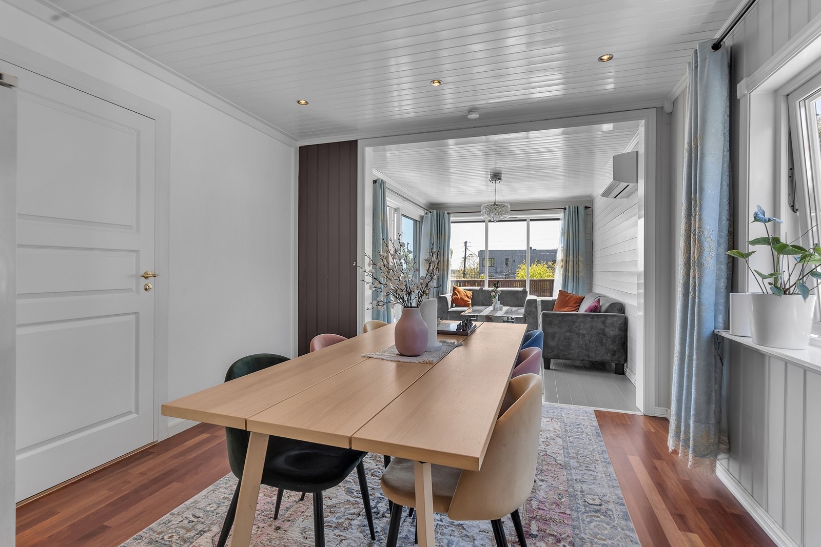God plass til stort spisebord Galleribilde