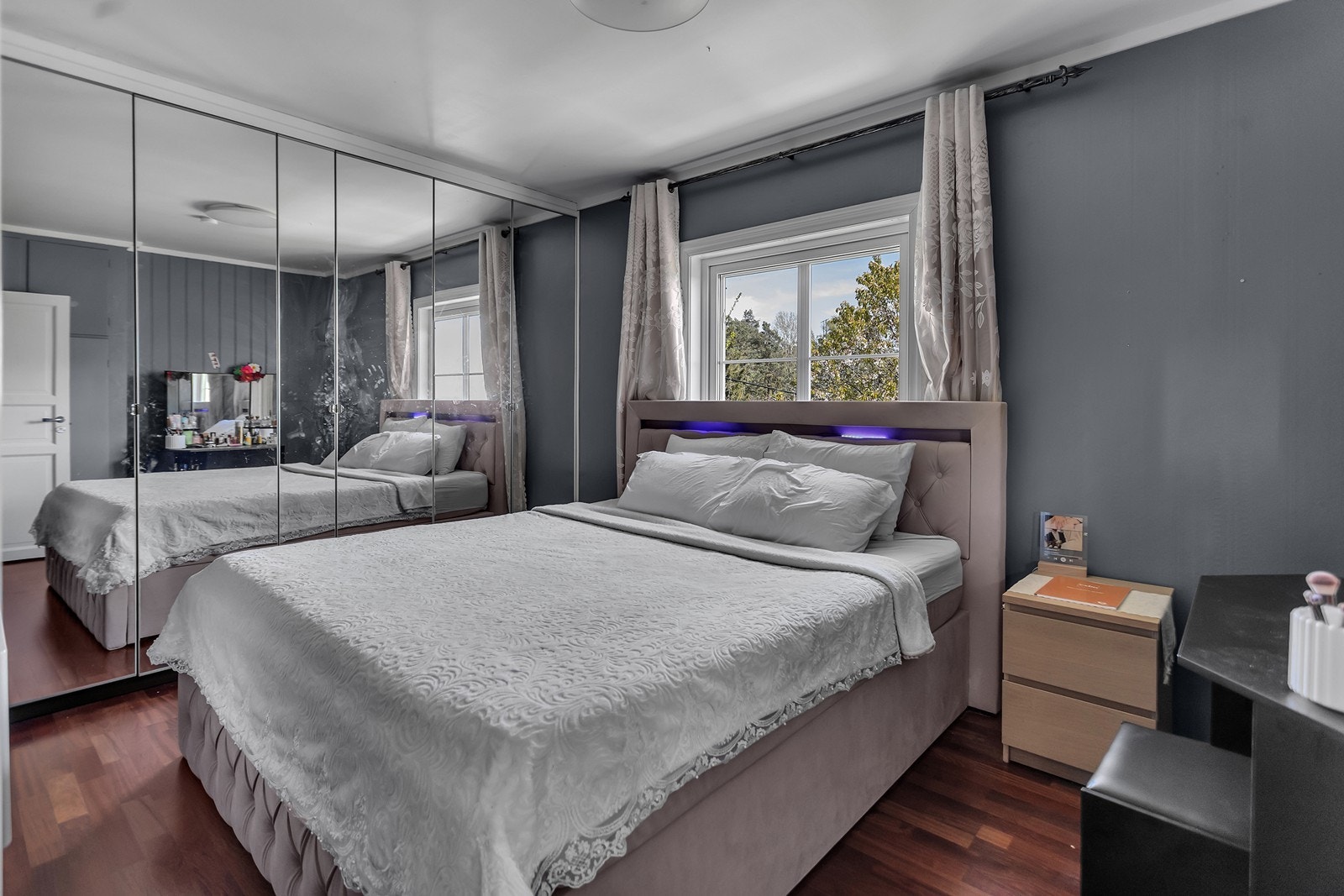 Hovedsoverom med skyvedørsgarderobe Galleribilde
