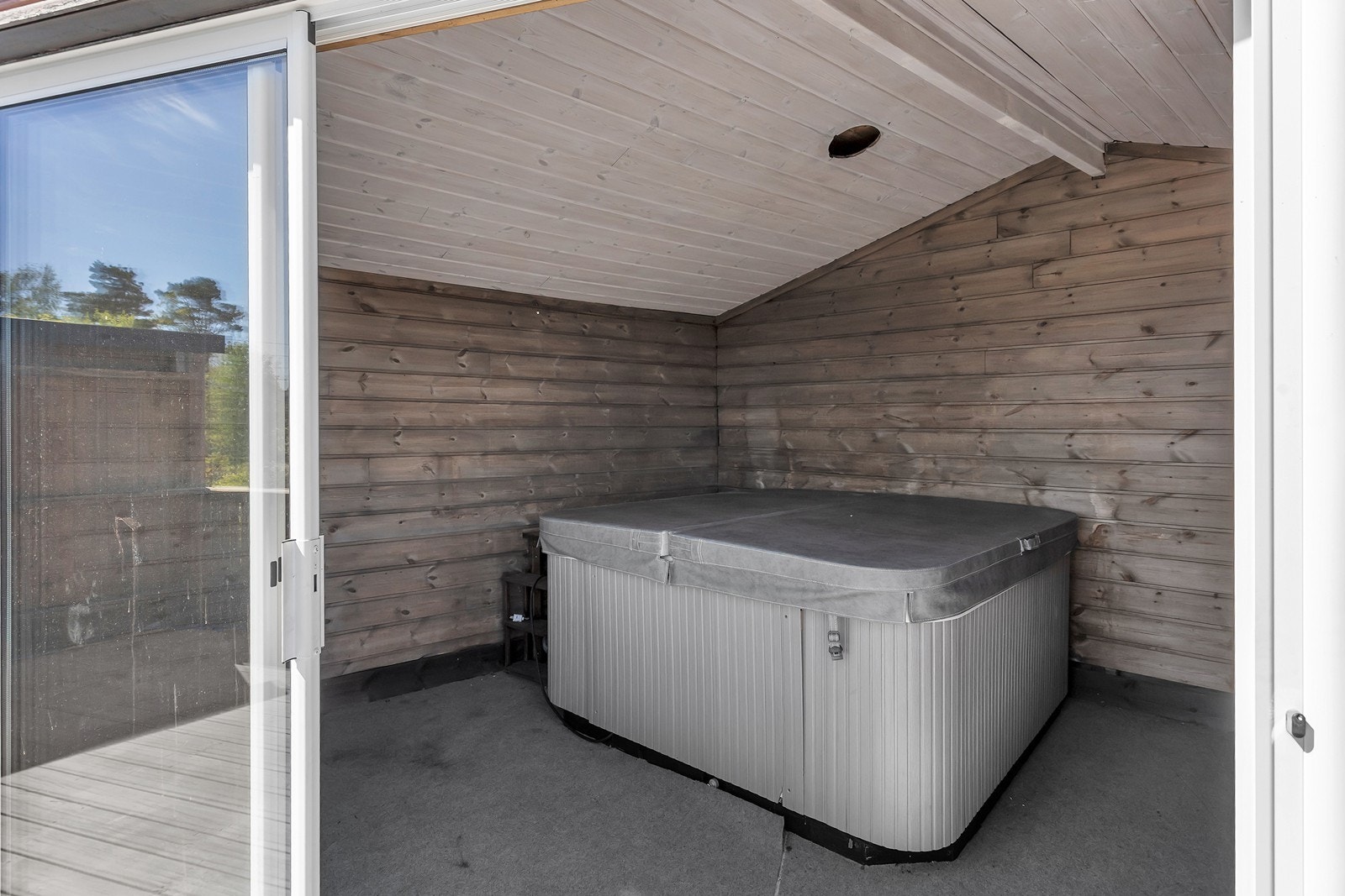 Utestue med jacuzzi Galleribilde