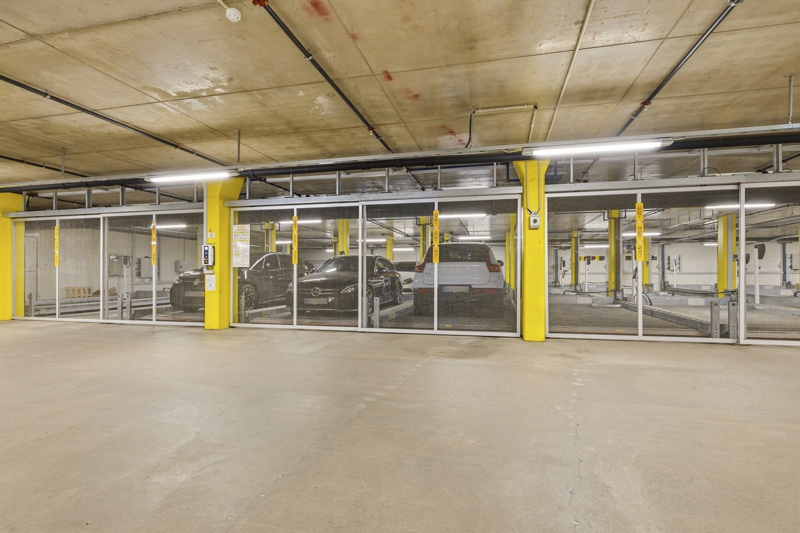 Det medfølger egen parkeringsplass (nr. 79) i felles garasjeanlegg med et moderne hev/senk-system. Galleribilde