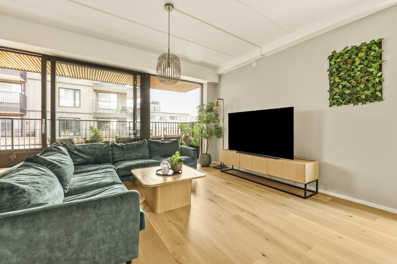 Stuen har god plass til en større sofagruppe. Galleribilde